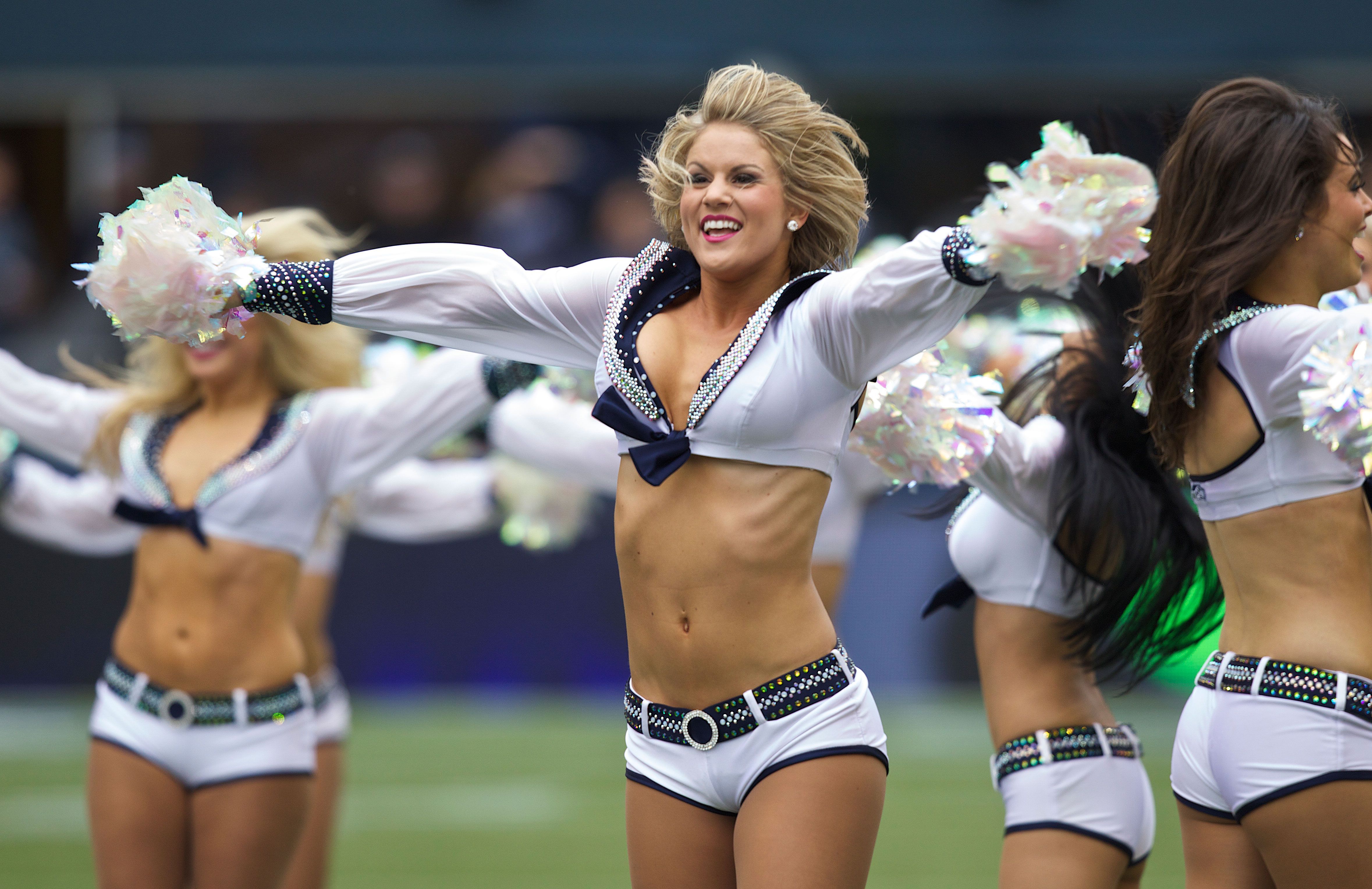 
                <strong>Seattle Seahawks: It might get loud</strong><br>
                Natürlich bieten auch die Cheerleader der Seattle Seahawks einen schönen Anblick. Wenn das Spiel nicht ansehnlich ist, sind es zumindest die "Seagals" am Spielfeldrand - und die geben mächtig Gas.
              