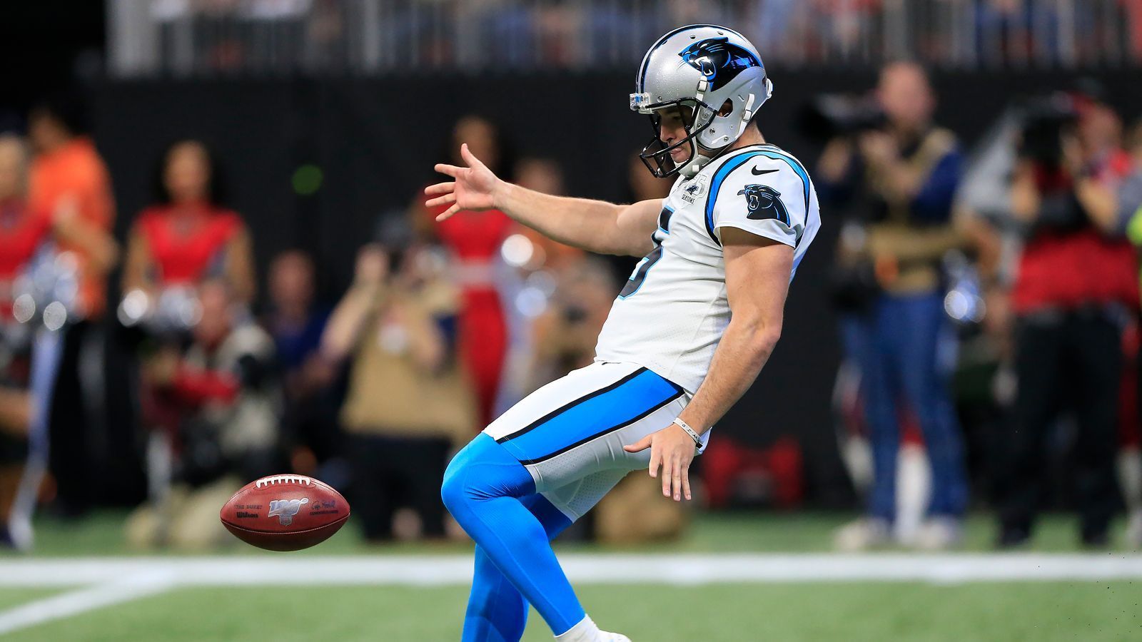 
                <strong>Michael Palardy (Carolina Panthers)</strong><br>
                Einen Kreuzbandriss hat sich Punter der Carolina Panthers zugezogen. Palardy zog sich diese schwere Verletzung in der Offseason ausgerechnet in seinem linken Bein zu, womit er die Punts kickt, und wird die gesamte Saison ausfallen. Palardy war 2016 zu den Panthers gekommen und hat sich als wichtige Säule in den Special Teams etabliert. Der 28 Jahre hält dabei mit einem Durchschnitt von 42,4 Net Yards pro Punt im Jahr 2017 den Teamrekord und ist mit einem Karriereschnitt von 40,3 Net Punt Yards der beste Punter der Panthers.
              