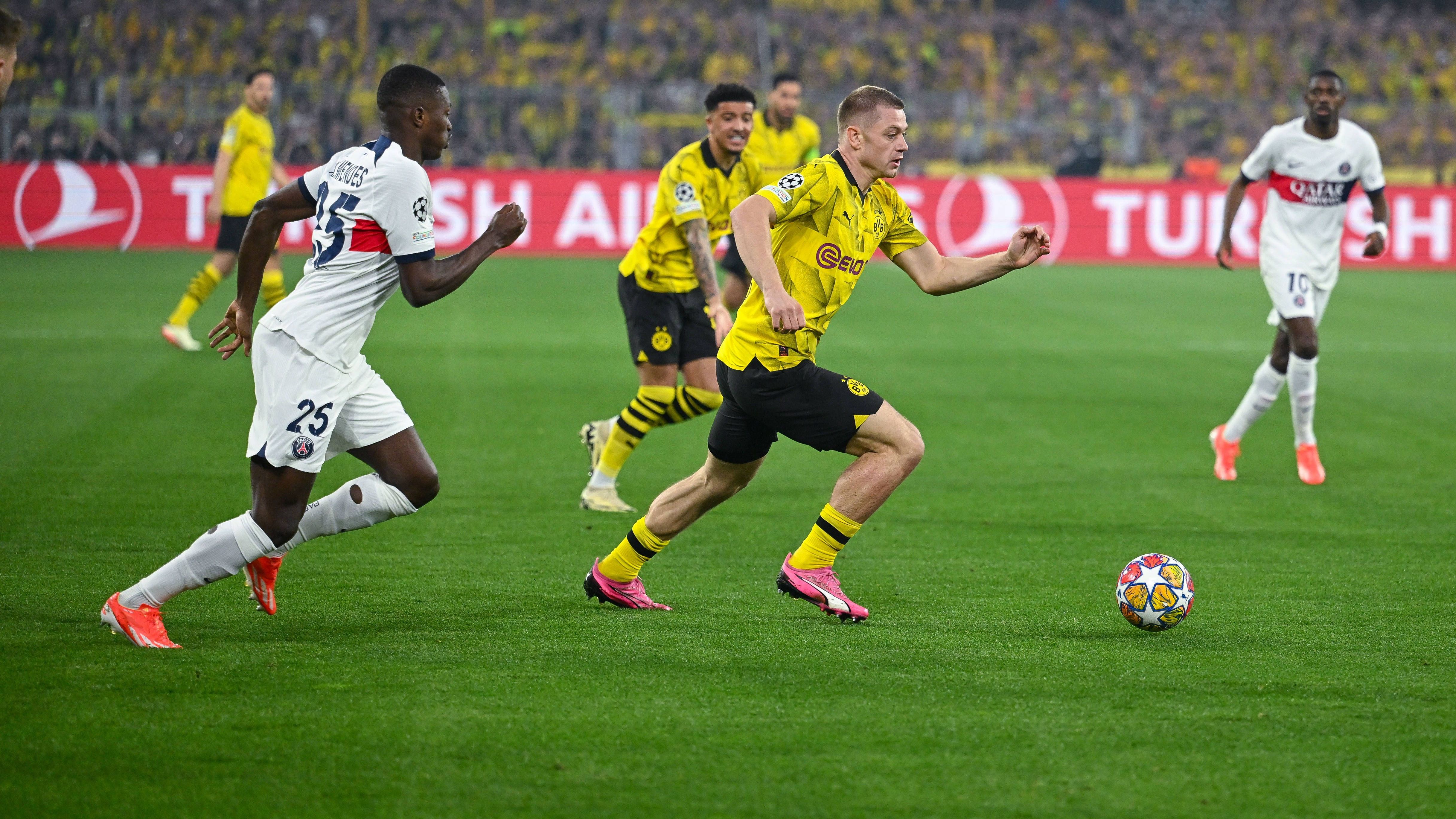 <strong>Julian Ryerson (Borussia Dortmund)</strong><br>Bissig und mit voller Hingabe im Zweikampf. Erobert so immer wieder Bälle im Gegenpressing auf seiner rechten Seite. Besonders in der Endphase des ersten Durchgangs absoluter Aktivposten auf Seiten der Gastgeber. Nach der Pause defensiv stärker gefordert und meist Herr der Lage. <strong><em>ran</em>-Note:</strong> <strong>2</strong>