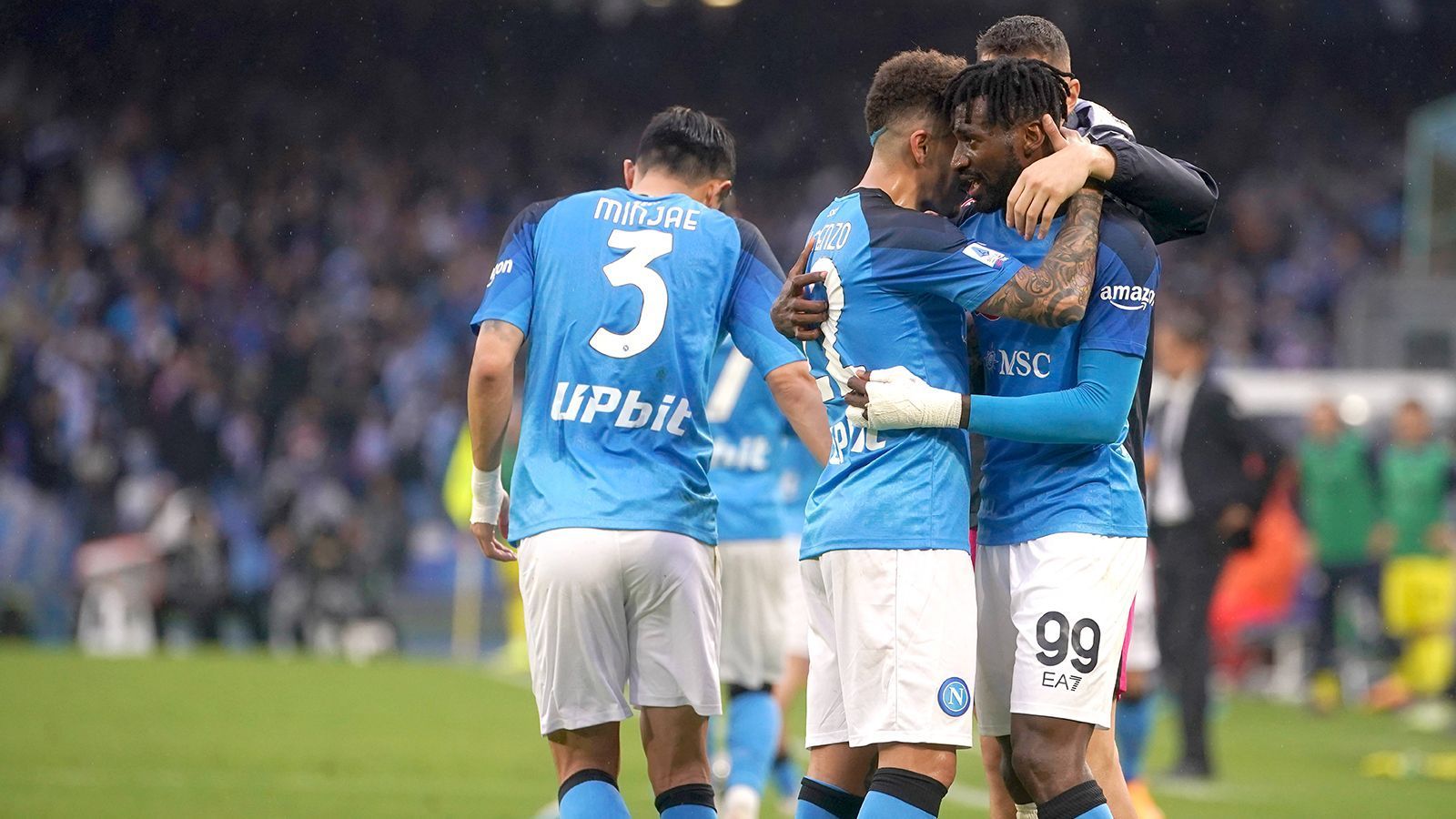 
                <strong>SSC Neapel</strong><br>
                Die SSC Neapel ist nach der Sabbatical-Ankündigung von Meistercoach Luciano Spalletti nun auf der Suche nach einem neuen Trainer. Laut der "Corriere dello Sport" ist auch Nagelsmann ein möglicher Nachfolger. Jedoch müssten die Italiener dafür eine Ablösesumme für den 35-Jährigen zahlen, denn Nagelsmann steht noch bei seinem Ex-Verein FC Bayern München unter Vertrag. Zudem soll Neapel nicht bereit sein, über sechs Millionen Jahresgehalt für den neuen Coach auszugeben -  bei Bayern hat der Deutsche wohl deutlich mehr verdient. 
              