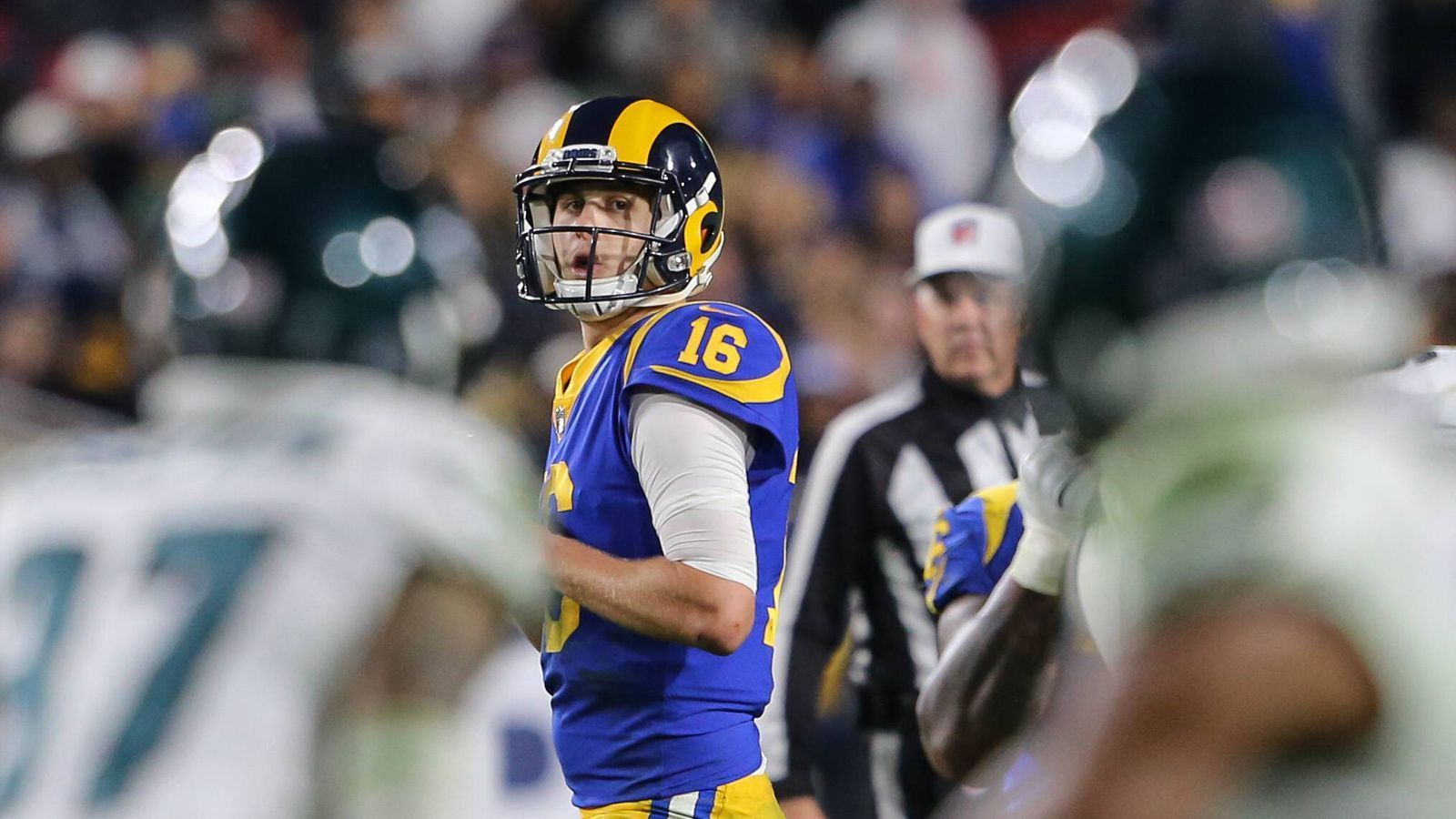 
                <strong>Verlierer: Jared Goff</strong><br>
                Was ist mit Jared Goff los? Vor ein paar Wochen noch wurde der Quarterback der Los Angeles Rams als heißer Kandidat auf den MVP-Titel gehandelt. Inzwischen ist er davon meilenweit entfernt. Nach dem spektakulären 54:51-Sieg gegen die Chiefs in Week 11 hatte Goff 26 Touchdowns und sechs Interceptions zu Buche stehen. In den drei Spielen danach warf der 24-Jährige nur noch einen einzigen Touchdown und sieben (!) Interceptions. Die letzten beiden Spiele gingen verloren. Noch herrscht kein Alarm, die Rams haben die Playoffs sicher. Goff nimmt sich eine Auszeit - sie sollte nur nicht mehr zu lange andauern.
              