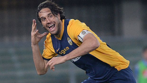 
                <strong>Luca Toni (Hellas Verona)</strong><br>
                Vor zwei Jahren verlässt Luca Toni den AC Florenz und unterschreibt bei Hellas Verona. Die Fiorentina lässt den kopfballstarken Italiener ziehen, weil die Verantwortlichen annehmen, er sei bereits über seinen sportlichen Zenit hinaus. Ein Trugschluss. Toni ballert sich im vergangenen Jahr zum Torschützenkönig der Serie A.
              