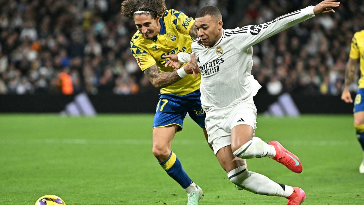 Fábio Silva (l.) im Duell mit Kylian Mbappé