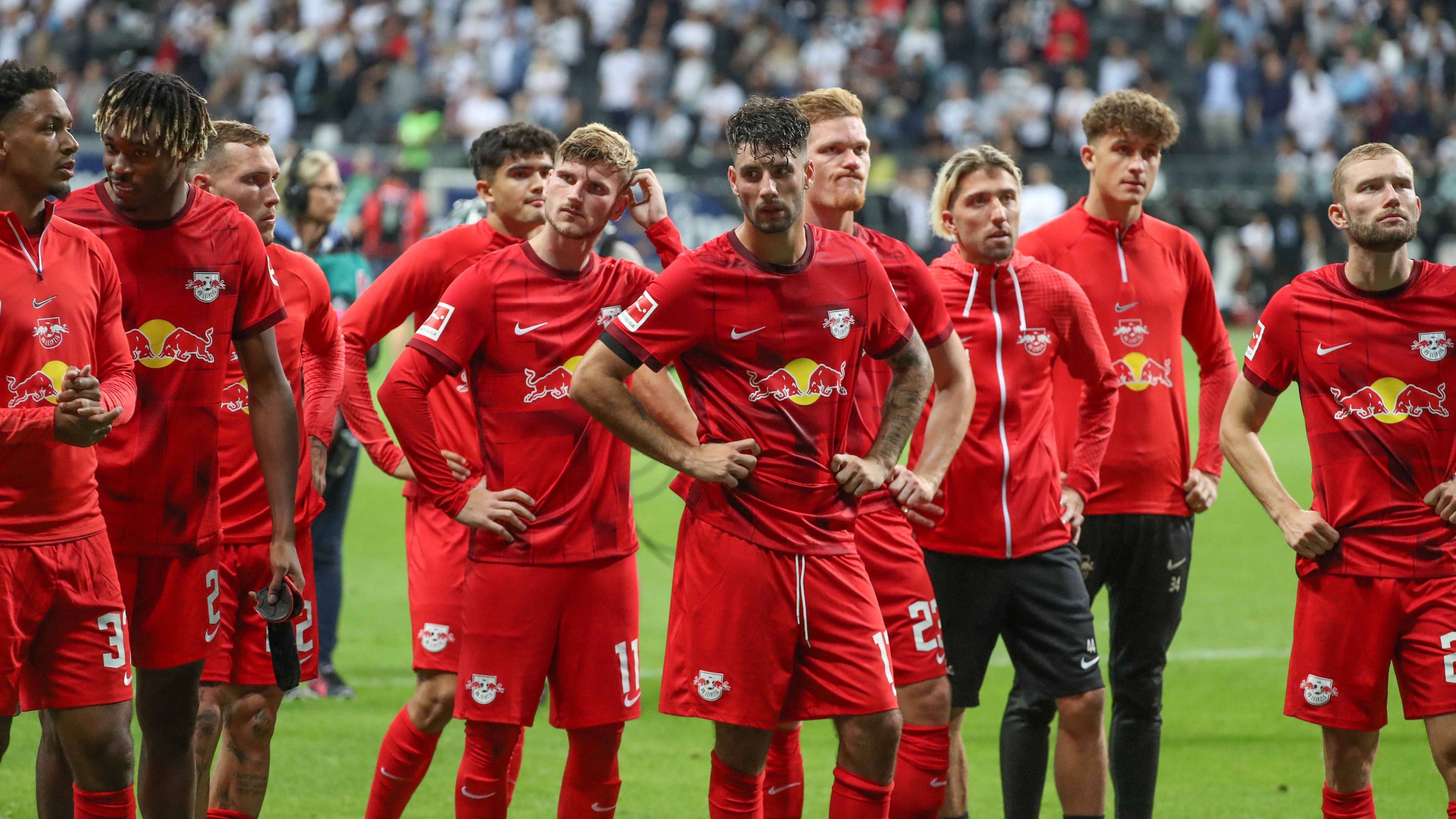 
                <strong>Gruppe F</strong><br>
                &#x2022; Schachtar Donezk<br>&#x2022; RB Leipzig<br>&#x2022; Real Madrid<br>&#x2022; Celtic Glasgow<br>Niemand würde Real Madrid Arroganz vorwerfen, hätte es schon die Flugtickets fürs Finale in Istanbul gebucht. Im Lieblingswettbewerb der Spanier ist ein Endspiel mit Madrid nicht sehr unrealistisch. Ganz so weit gehen die Planungen der Madrilenen vermutlich nicht, doch Platz eins peilen sie in der Gruppe zu recht an. Dahinter ist vieles offen, was vor allem an der Krise der Leipziger liegt. Doch sie werden noch die Kurve bekommen, der Kader ist einfach zu gut, und in die K.-o.-Runde einziehen (aber ohne Domenico Tedesco).
              
