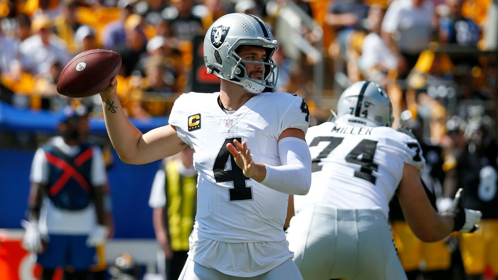 
                <strong>Derek Carr: Zweiter Frühling? </strong><br>
                Seit einigen Jahren verfolgt Derek Carr das Image eines Game Managers. Einer, der gut und sicher spielt, aber dann in den wichtigen Momenten zu konservativ, zu unspektakulär auftritt. In seiner achten Spielzeit schaltet Carr nun ein paar Gänge hoch. Aus der mittelmäßigen Offensive wird prompt eine Offense, die auf Hochtouren läuft.  
              
