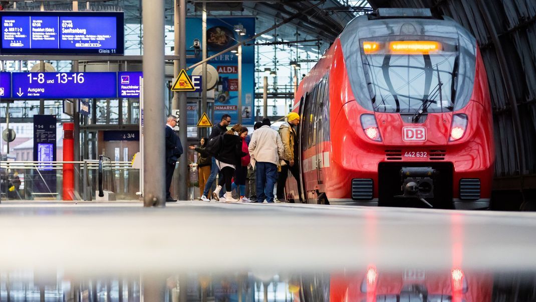 In der Weihnachtszeit könnte es bei der Deutschen Bahn vermehrt zu Einschränkungen kommen.