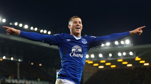 
                <strong>Ross Barkley (FC Everton)</strong><br>
                Ross Barkley (FC Everton): Es ist seine zweite Nominierung. Der offensive Mittelfeldmann des FC Everton stand in 32 Spielen auf dem Platz und kommt auf insgesamt 15 Scorerpunkte. Mit 22 Jahren ist er schon festes Mitglied der englischen Nationalmannschaft. Insgesamt drei Mal wurde er in dieser Spielzeit in die Elf der Woche gewählt.
              