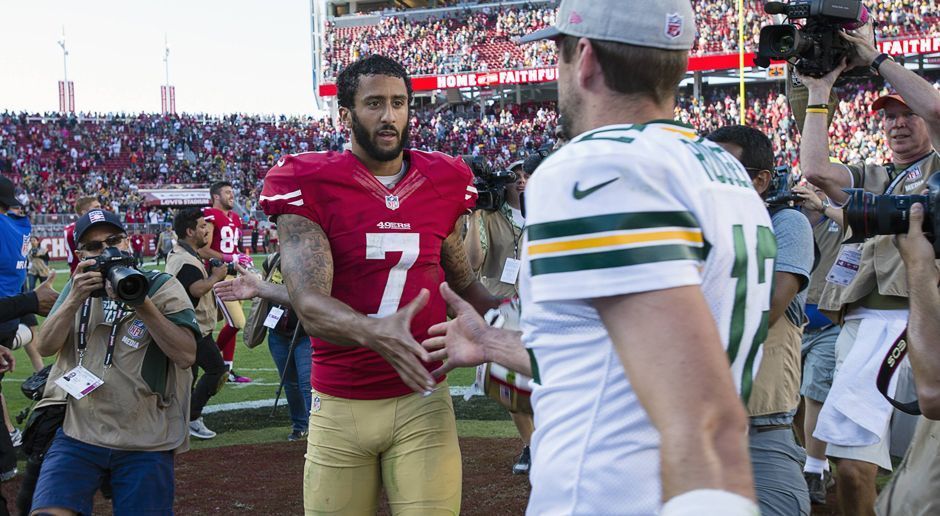 
                <strong>Die Risiko-Lösung: Colin Kaepernick</strong><br>
                Ob bei den Dolphins mit Ryan Tannehill oder den Raiders mit Derek Carr: Nach jeder Verletzung eines Starting Quarterbacks spukte der Name Colin Kaepernick als potenzieller Nachfolger in den Medien. So auch bei den Packers. Kaepernick hätte die Klasse, um die Packers als Rodgers-Vertreter zumindest auf Playoff-Kurs zu halten. Aber: Seine Einleitung rechtlicher Schritte gegen die Teambesitzer der NFL macht Kaepernick zu einer noch brisanteren Personalie, als er ohnehin schon ist. Aber: Wie auch Romo stammt Kaepernick aus Wisconsin. Als einziges NFL-Team haben die Packers keinen Owner. Wenn ein Team Kaepernick eine Chance geben könnte, dann die Packers.
              