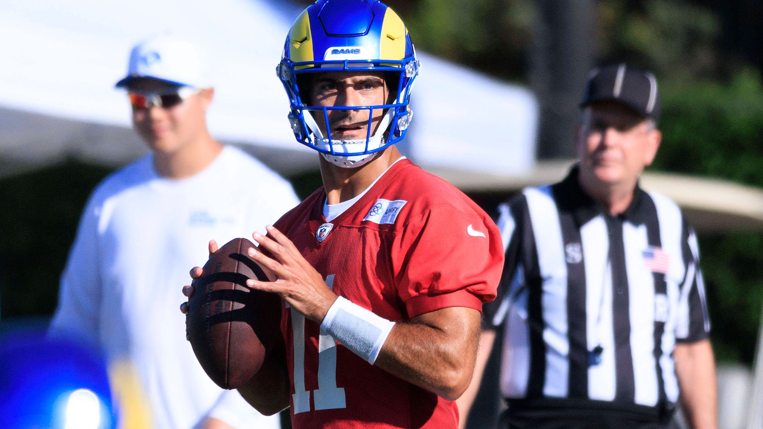 <strong>Los Angeles Rams</strong><br>Rams-QB Matthew Stafford fällt derzeit mit einer Rückenverletzung aus.&nbsp;<a href="https://www.ran.de/sports/american-football/nfl/galerien/nfl-injury-update-vor-der-saison2025-cardinals-schock-defense-star-starling-thomas-erleidet-kreuzbandriss-87535">Die Rückehr zum Saisonauftakt gegen Houston ist geplant</a>. Derweil erhält Backup Garoppolo die Reps als Starter. Die Coaches sind zufrieden mit dem Routinier. "Ich meine, er ist ein bewährter, sehr guter Quarterback in dieser Liga",  betonte Offensive Coordinator Mike LaFleur. Und auch Head Coach Sean McVay pflichtete kürzlich bei: "Ich denke, Jimmy Garoppolo ist ein Starting Quarterback."<br>• Starter: Jimmy Garoppolo (im Bild)<br>• Backups: Stetson Bennett<br>• verletzt: Matthew Stafford