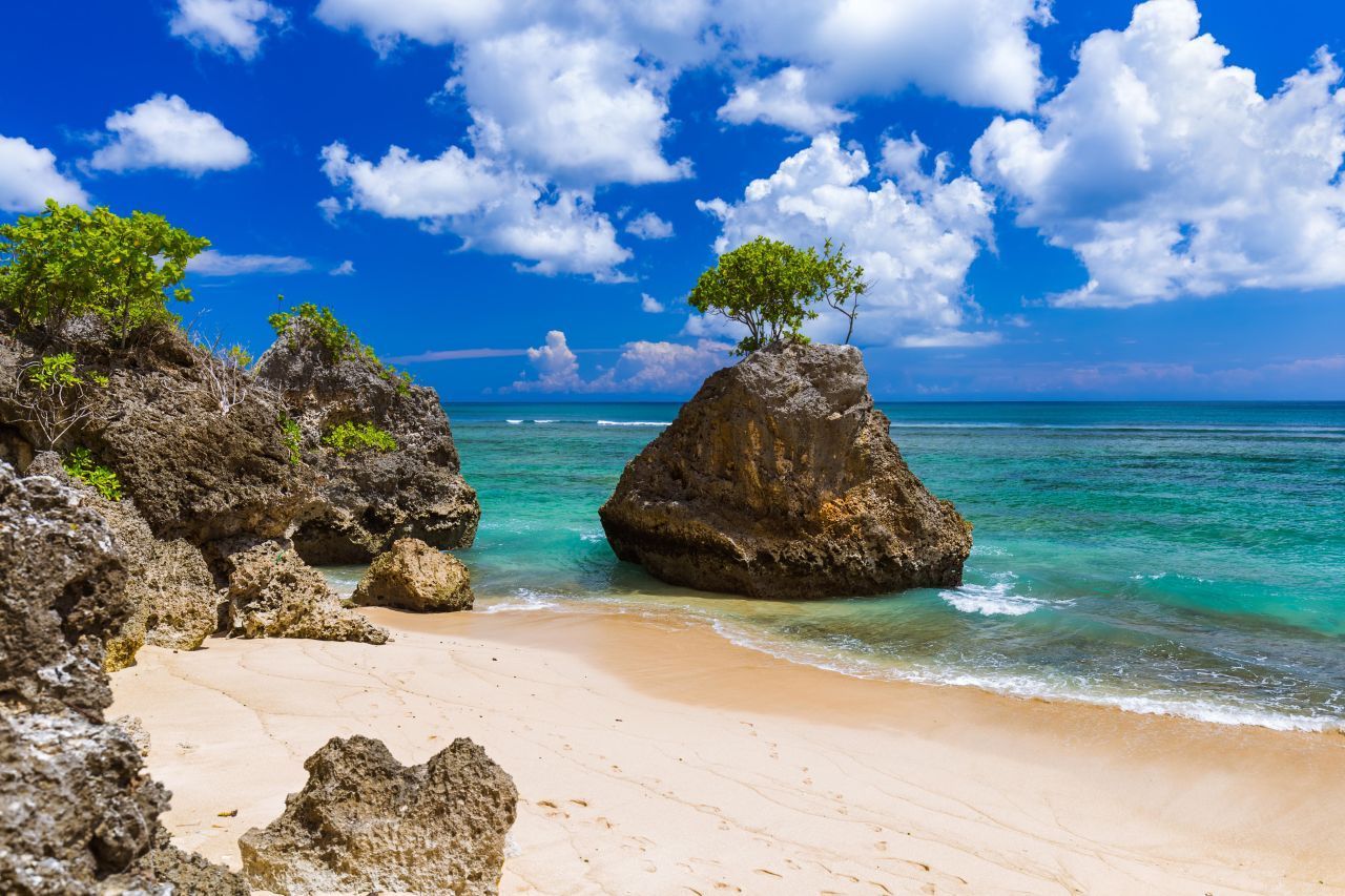 Die Gezeiten um Bali bieten die Möglichkeit zum Surfen, Schnorcheln und Tauchen. Strände, die bei Flut verschwinden, werden bei Ebbe sichtbar und umgekehrt.