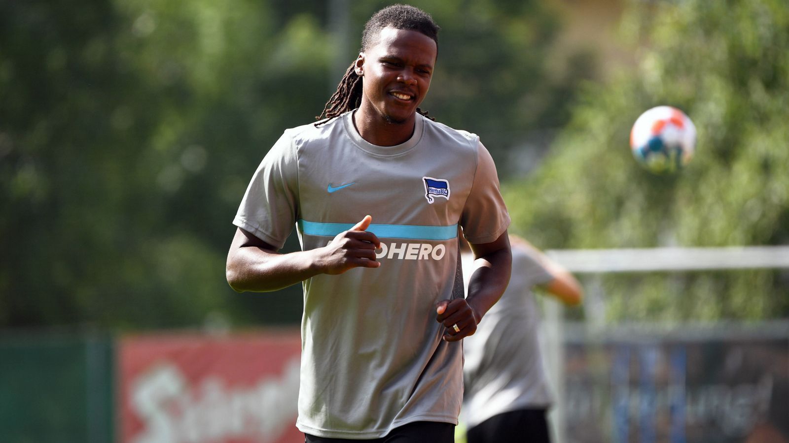 
                <strong>Hertha BSC: Dedryck Boyata</strong><br>
                Bei den Berlinern ist seit Sommer 2020 der Belgier Dedryck Boyata offiziell der Kapitän und geht auch als solcher in die neue Spielzeit. "Er hat die nötige Ausstrahlung, die Jungs hören ihm zu", begründete Hertha-Coach Pal Dardai seine Entscheidung, dem Routinier weiterhin die Binde anzuvertrauen. In der Vorsaison, als Boyata aufgrund von Verletzungen teilweise nicht einsatzfähig war, vertrat ihn zumeist Niklas Stark als Kapitän des Hauptstadt-Klubs, so auch beim Pokal-Auftakt in Meppen.
              