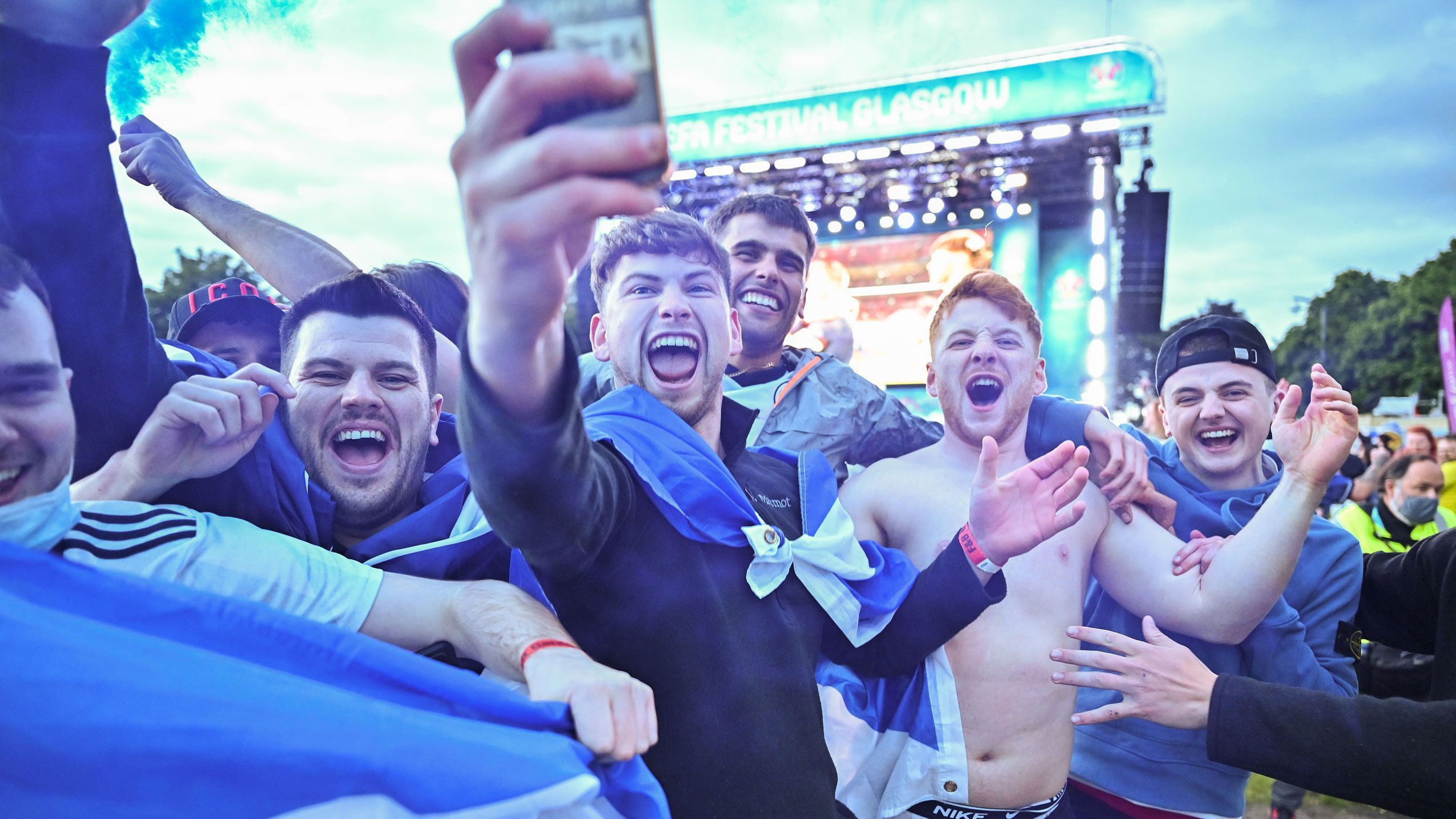 
                <strong>Blau ist Programm</strong><br>
                Schon 24 Stunden vor dem Spiel kamen die ersten Scharen an schottischen Anhängern in London an und das Stadtbild wurde erstmal von der Farbe blau bestimmt. 
              