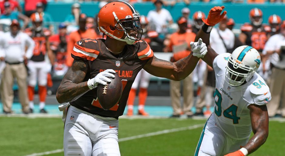 
                <strong>Terrelle Pryor (Wide Receiver)</strong><br>
                Cleveland Browns – Terrelle Pryor (Wide Receiver): RGIII? Verletzt! Josh McCown? Verletzt! Cody Kessler? Verletzt sich im Spiel. Also kommt Terrelle Pryor gegen die Miami Dolphins auch als Quarterback zum Einsatz. Eigentlich zum Wide Receiver umgeschult - und in der Partie bereits Pässe für 96 Yards gefangen, positioniert sich Pryor als Spielmacher, bringt einen von drei Pässen für 26 Yards an den Mann und erläuft dann auch noch einen Touchdown. Gut, Pryor spielte bereits bei den Oakland Raiders Quarterback, also nicht so verwunderlich. Aber jetzt kommt die Krönung: Pryor kommt auch noch in der Defense zum Einsatz. Beim Hail Mary Versuch zum Ende der 1. Halbzeit der Dolphins schickt ihn Coach Hue Jackson auch noch als Safety aufs Feld. Terrelle Pryor - Clevelands Allzweckwaffe!
              