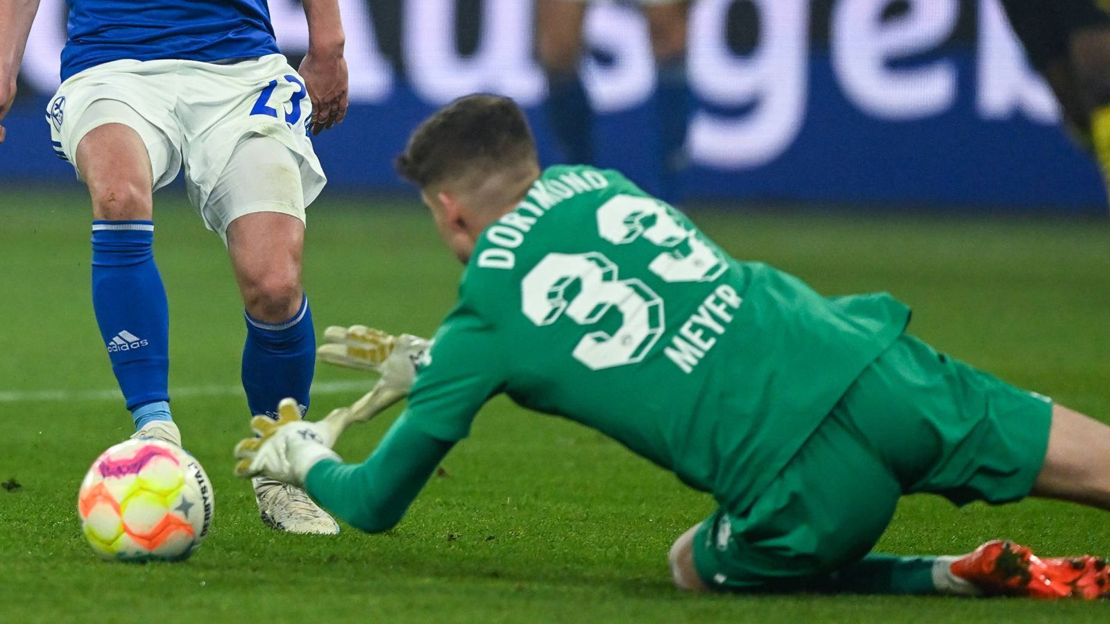 
                <strong>Alexander Meyer (Borussia Dortmund)</strong><br>
                Alexander Meyer vertritt erneut den verletzten Kobel. Hat in der ersten Halbzeit gegen offensiv zu harmlose Schalker nichts zu tun. Dafür ist der erste Schuss nach der Pause drin – Meyer ist aber ohne Chance. So auch beim 2:2. ran-Note: 3
              