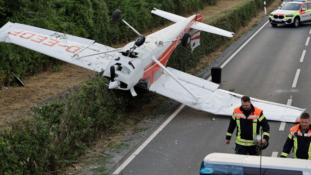 Ein Kleinflugzeug hat sich nach einem missglücktem Landeanflug überschlagen.