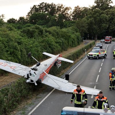 Ein Kleinflugzeug hat sich nach einem missglücktem Landeanflug überschlagen.