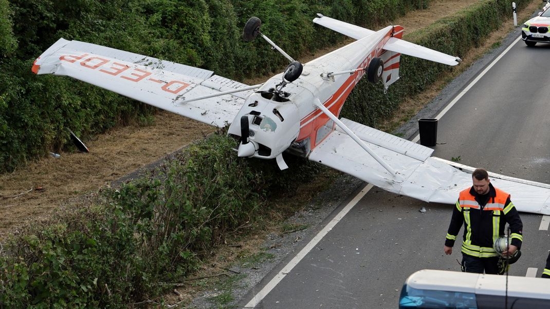 Statt wie geplant auf einem Flughafen zu landen, blieb dieses Flugzeug kopfüber auf einer Straße liegen.