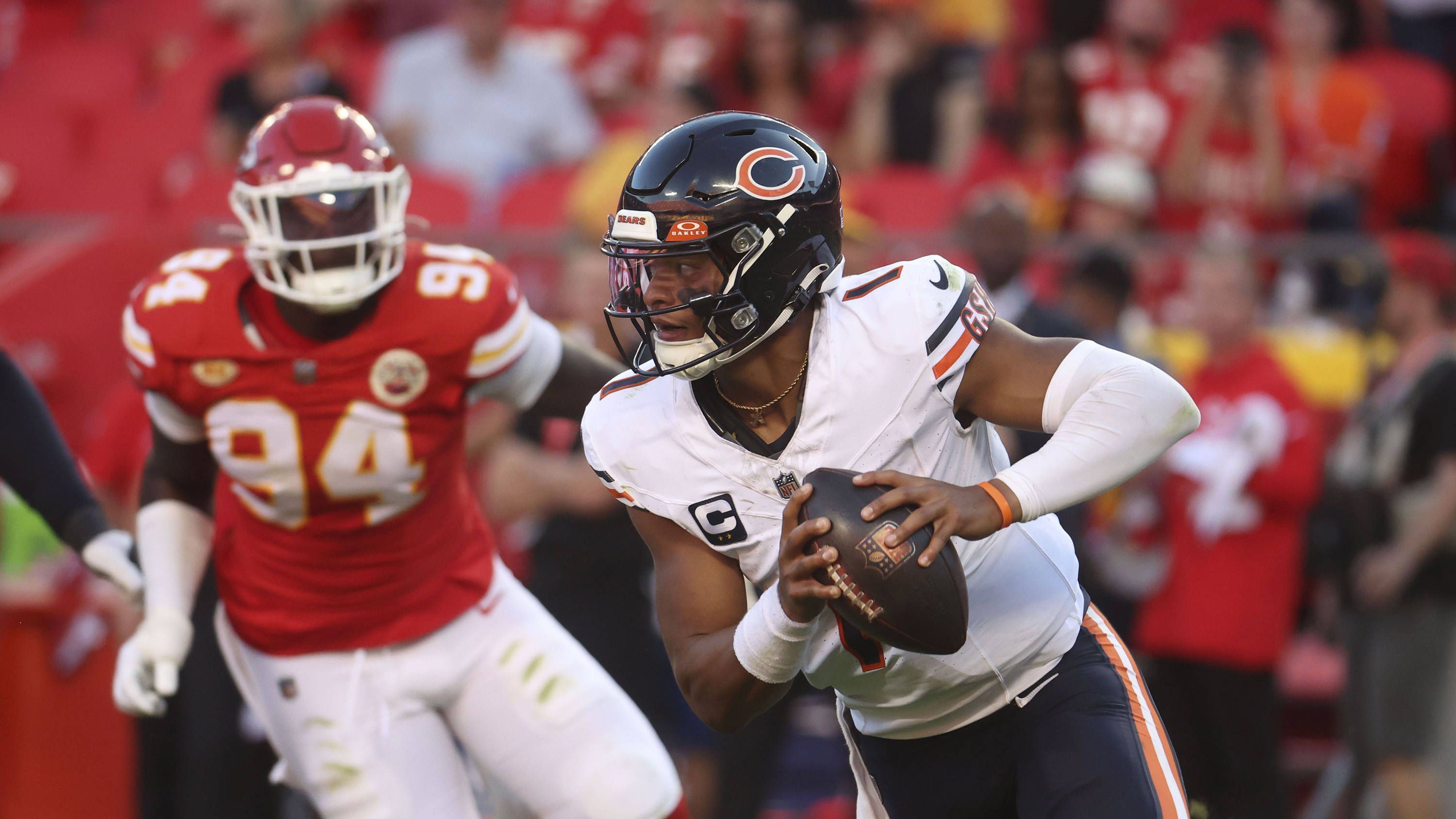 <strong>Chicago Bears: Quarterback</strong><br>Ehrlicherweise könnte man bei den Bears diverse Schwächen benennen. Die schwerwiegendste ist aber das Passspiel um Quarterback Justin Fields. Gerade einmal 148,3 Yards werfen die Bears im Durchschnitt pro Spiel, nur die Jets (mit Backup-QB) werfen weniger Yards pro Spiel. Obwohl Fields mit Moore, Mooney, Kmet und Claypool eigentlich einige Waffen hat, tut er sich weiterhin sehr schwer im vertikalen Passspiel.