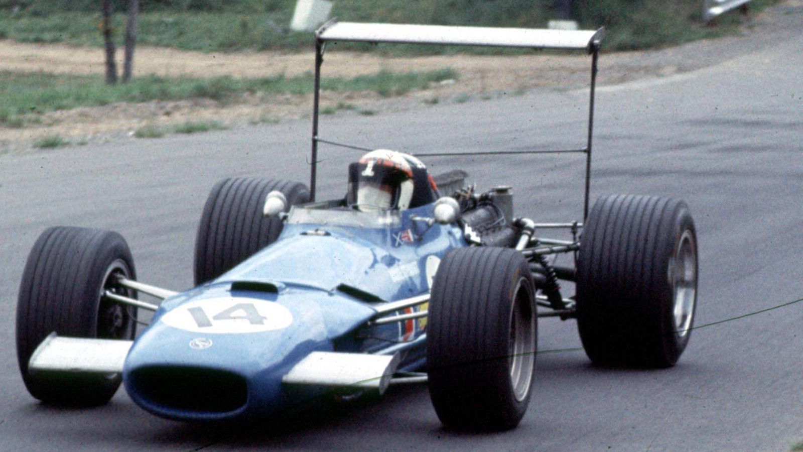 
                <strong>Matra MS10 (1968) </strong><br>
                Zum Ende des Jahrzehnts wurden erstmals Flügel an die Formel-1-Autos geschraubt. Und in den folgenden Rennen experimentierten die Konstrukteure derart fleißig, dass verrückte Konstruktionen entstanden. So wie hier am Auto von Sir Jackie Stewart im Jahr 1968 im Matra MS10 beim Großen Preis von Kanada.
              