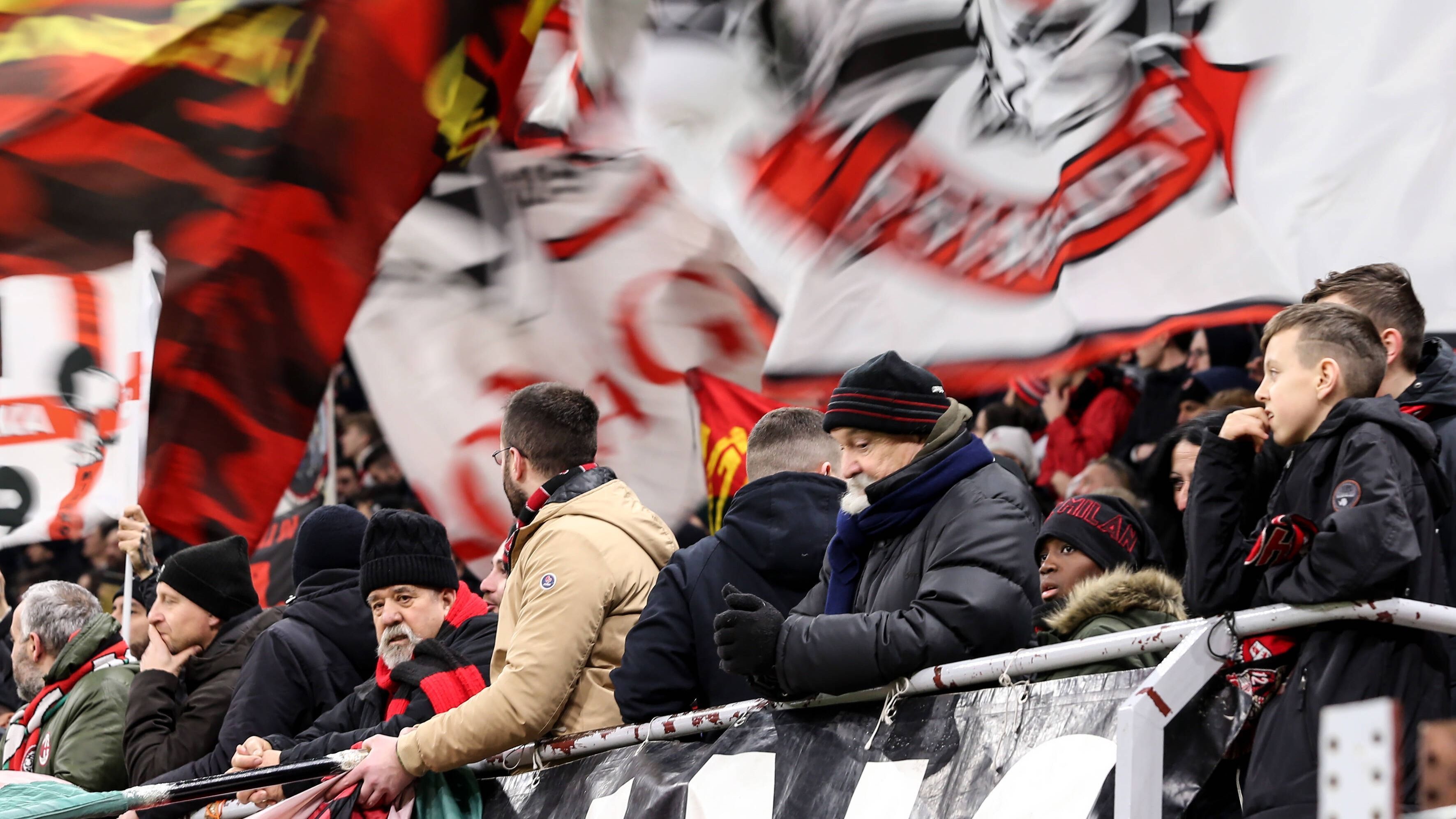 
                <strong>AC Milan: Fanaktion motiviert Spieler Tagesgehälter zu spenden</strong><br>
                Die Anhänger des AC Mai­land ziehen mit den Fans ihrer Ligakonkurrenten mit und verzichten auf die Rück­erstat­tung ihrer Tickets. Mit ihrem Verhalten motivierten sie gleichzeitig zu weiteren guten Taten. Die Geste veranlasste die Ver­eins­ver­ant­wort­li­chen zu einer Spende von 250.000 Euro, die unter anderem "AREU" zugu­te­kommen soll, einer Not­fall­ge­sell­schaft in der Lom­bardei, die vom Virus betrof­fene Ein­rich­tungen und Bürger unter­stützt. "Es gibt im Leben wich­ti­gere Dinge als Fuß­ball", so Milan-Geschäfts­führer Ivan Gazi­dinis. Durch die Solidarität ihrer Fans inspiriert, ließen sich auch die Spieler und das Manage­ment der Rosso­neri motivieren, ihren Teil zum Kampf gegen Corona bei­zu­tragen. So ver­zich­teten sie alle auf einen Tageslohn zugunsten lokaler Kran­ken­häuser. Angesichts der hohen Gehälter dürfte damit wohl eine beachtliche Spendensumme zusammen gekommen sein.
              