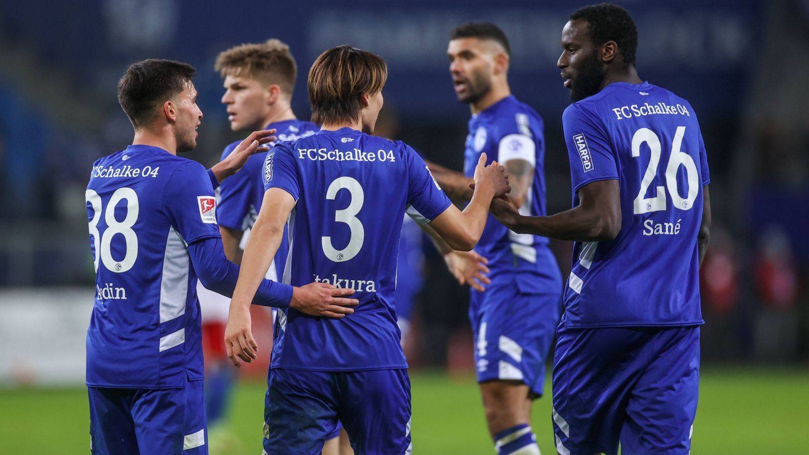 
                <strong>Platz 4: FC Schalke 04 (30 Punkte)</strong><br>
                Gleich hinter dem HSV steht der nächste große Traditionsclub, der FC Schalke 04. So ein bisschen hat S04 den HSV in der Rolle als Top-Favorit der Liga abgelöst. Insgeheim haben die Schalker natürlich Platz eins anvisiert und sechs Punkte Rückstand auf jenen sind nicht zufriedenstellend, auch wenn das öffentlich so nicht kommuniziert wird. Schalke hatte es schwer im bisherigen Saisonverlauf, kriegt aber Torjäger Simon Terodde von einer Verletzung zurück. Mit dem vorhandenen Personal wird Schalke die Tabellenspitze wieder angreifen wollen, wenn das gelingen soll, müssen die Formschwankungen aber aufhören.
              