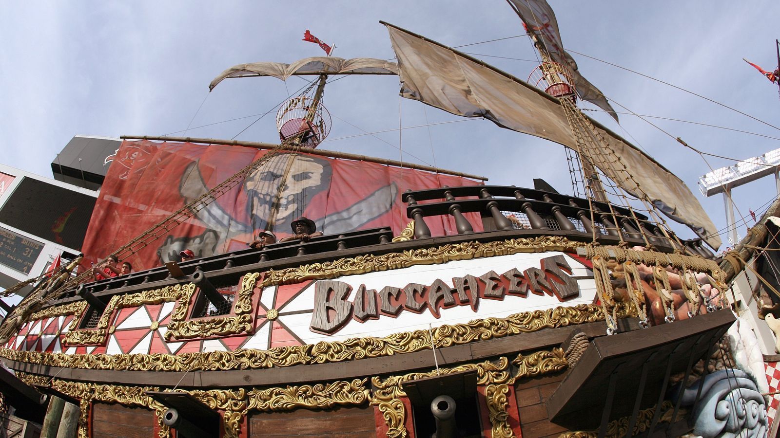 
                <strong>9. Ahoi!</strong><br>
                Als wäre das nicht alles seeräubermäßig genug, steht im Raymond James Stadium natürlich auch noch ein Piratenschiff rum. Denn wieso auch nicht.
              