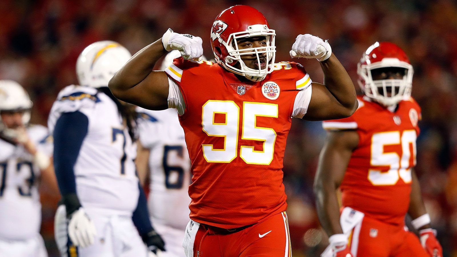 
                <strong>Week 15: Chris Jones stellt Sack-Rekord auf</strong><br>
                Trotz der Niederlage gegen die Chargers hat ein Spieler der Chiefs im Thursday Night Game historisches geleistet. Defensive End Chris Jones sackte Chargers-Quarterback Philip Rivers gleich 2,5 Mal. Damit ist er der erste Spieler der NFL-Geschichte, der in mindestens zehn aufeinanderfolgenden Spielen mindestens einen Sack verbuchen konnte. Individuelle Sacks werden seit 1982 statistisch erfasst.
              