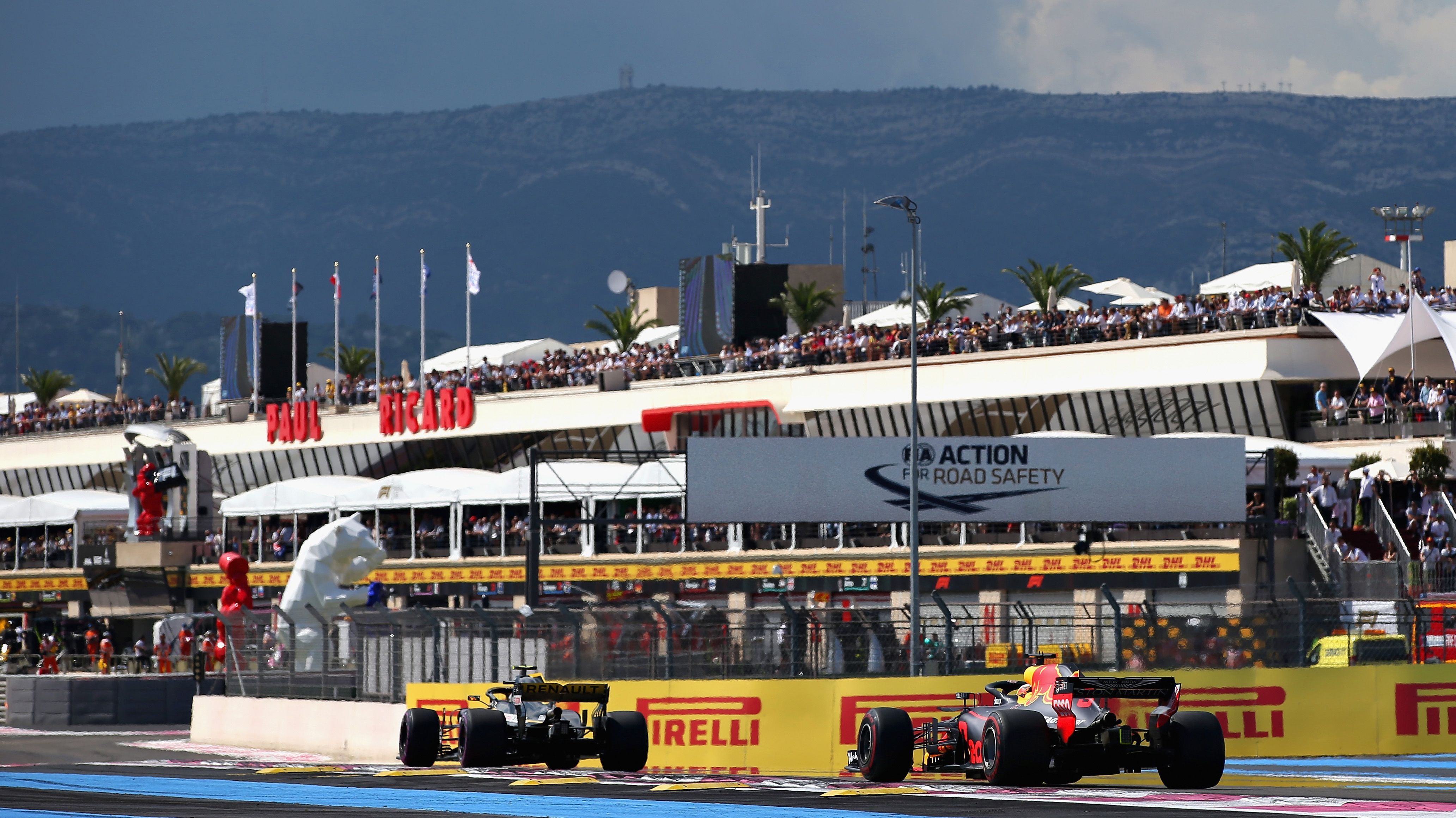 
                <strong>Circuit Paul Ricard Le Castellet, Frankreich</strong><br>
                Seit vergangenem Jahr hat Frankreich wieder einen Frankreich Grand Prix. Der Circuit Paul Ricard in Le Castellet war schon zwischen 1971 und 1990 Austragungsort des Frankreich-Rennens. Anschließend war Magny Cours Austragungsort, bevor Frankreich ganz aus dem Rennkalender verschwand. Alain Prost ist auf seiner Heimstrecke mit vier Siegen der Rekordgewinner.
              