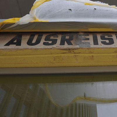 50 Jahre nach einem tödlichen Schuss am DDR-Grenzübergang Friedrichstraße in Berlin muss sich ein Ex-Stasi-Mitarbeiter vor Gericht verantworten. 