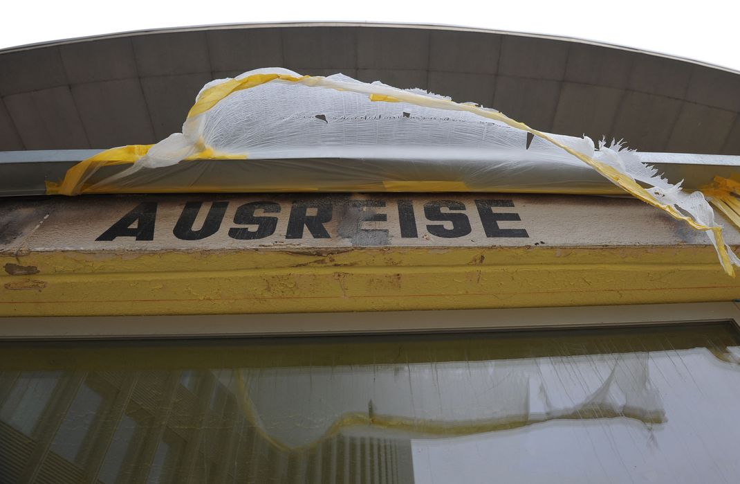 Der Schriftzug "Ausreise" am sogenannten "Tränenpalast", der Ausreisehalle der früheren Grenzübergangsstelle am Bahnhof Friedrichstraße.