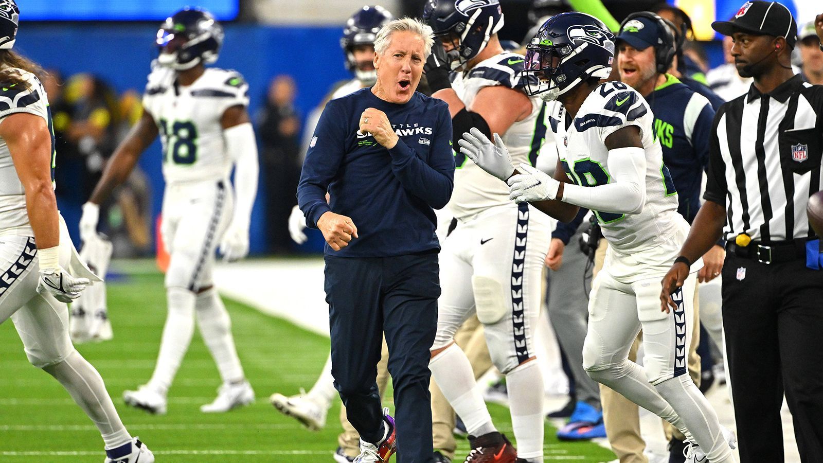 <strong>Seattle Seahawks: Rückblick</strong><br>
                • Bilanz in der regulären Saison 2022/23: 9:8<br>• Playoffs: Aus in der Wild-Card-Runde (23:41 gegen San Francisco 49ers)<br>• Wichtige Abgänge: Rashaad Penny (Running Back), Poona Ford (Defensive Liner), Shelby Harris (Defensive Liner), Cody Barton (Linebacker)<br>• Wichtige Neuzugänge: Jaxon Smith-Njigba (Wide Receiver, Rookie), Evan Brown (Center), Dre'Mont Jones (Defensive Liner), Bobby Wagner (Linebacker), Devon Witherspoon (Cornerback, Rookie)