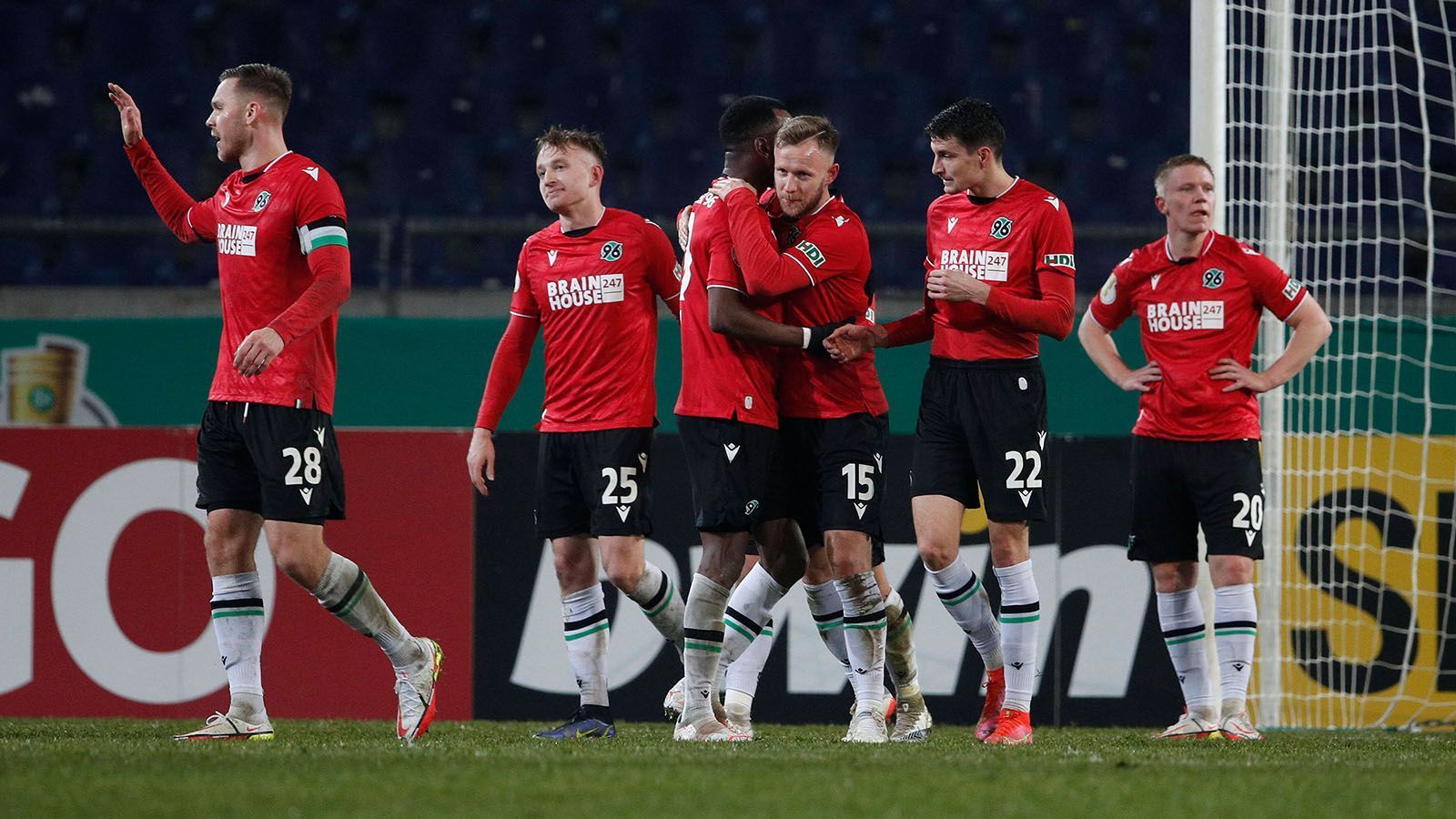 
                <strong>Platz 6: Hannover 96</strong><br>
                Seit Christoph Dabrowski den Trainerposten bei Hannover übernommen hat, geht es bergauf. Nur zwei seiner neun Ligaspiele gingen verloren. Zuletzt fegte 96 auswärts mit einem 3:0 über den damaligen Tabellenführer St. Pauli und anschließend mit 2:0 über Holstein Kiel hinweg. Statt im Abstiegskampf steht Hannover inzwischen im gesicherten Mittelfeld. Umso freier ist der Kopf für das Pokal-Heimspiel gegen RB Leipzig. Vielleicht reicht es ja für die nächste Sensation: Im Achtelfinale machte Hannover daheim mit Borussia Mönchengladbach beim 3:0 kurzen Prozess.
              