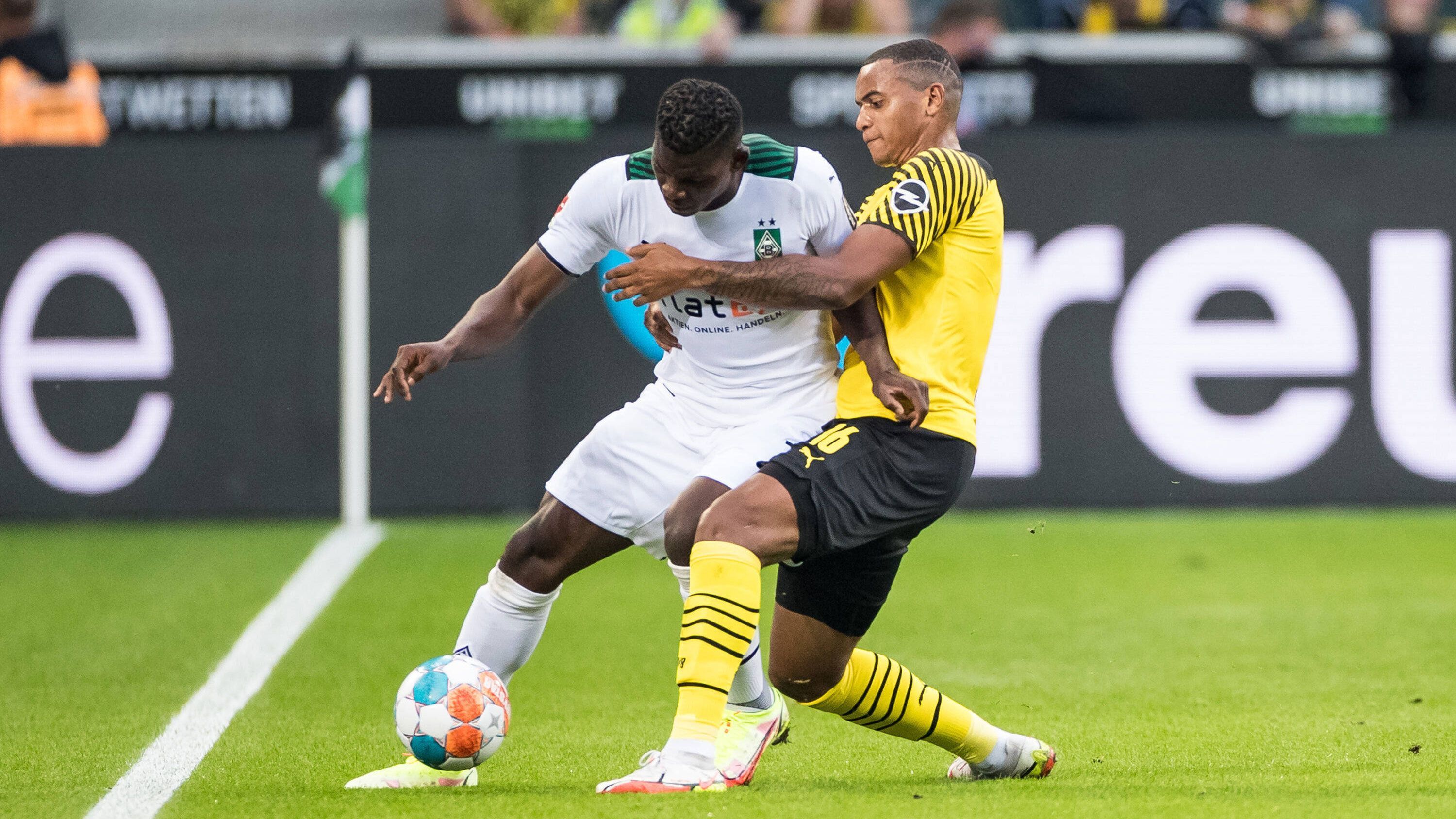 
                <strong>Manuel Akanji</strong><br>
                Sowohl als rechter Verteidiger in der Dreierkette als auch in der Innenverteidigung in der Viererformation in Hälfte zwei macht Manuel Akanji ein ordentliches, aber unauffälliges Spiel. Sein leichtsinniger Ballverlust gegen Stindl (73.) wird zu seinem Glück nicht bestraft. ran-Note: 4
              