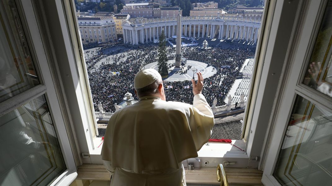 Papst Franziskus macht im Krankenhaus Fortschritte.