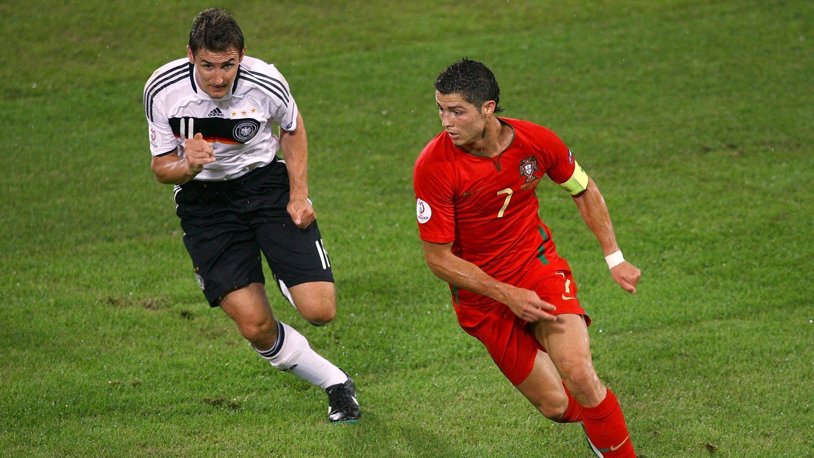 
                <strong>EM 2008 - Viertelfinale</strong><br>
                Zwei Jahre später trafen sich beide Teams im Viertelfinale der EM 2008 wieder. Nach einer schwachen Vorrunde, die das DFB-Team nur mit Ach und Krach überstand, galt Portugal als Favorit. Ronaldo, Pepe und Co. hatten ihre Gruppenphase souverän gemeistert. CR7 hatte zuvor mit Manchester United die englische Meisterschaft sowie die Champions League gewonnen und strotzte nur so vor Selbstvertrauen.
              