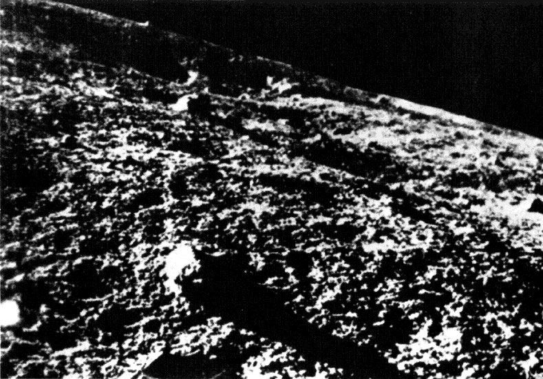 Die sowjetische Lande-Sonde Luna 9 sendet im Februar 1966 das erste Bild der Mondoberfläche.