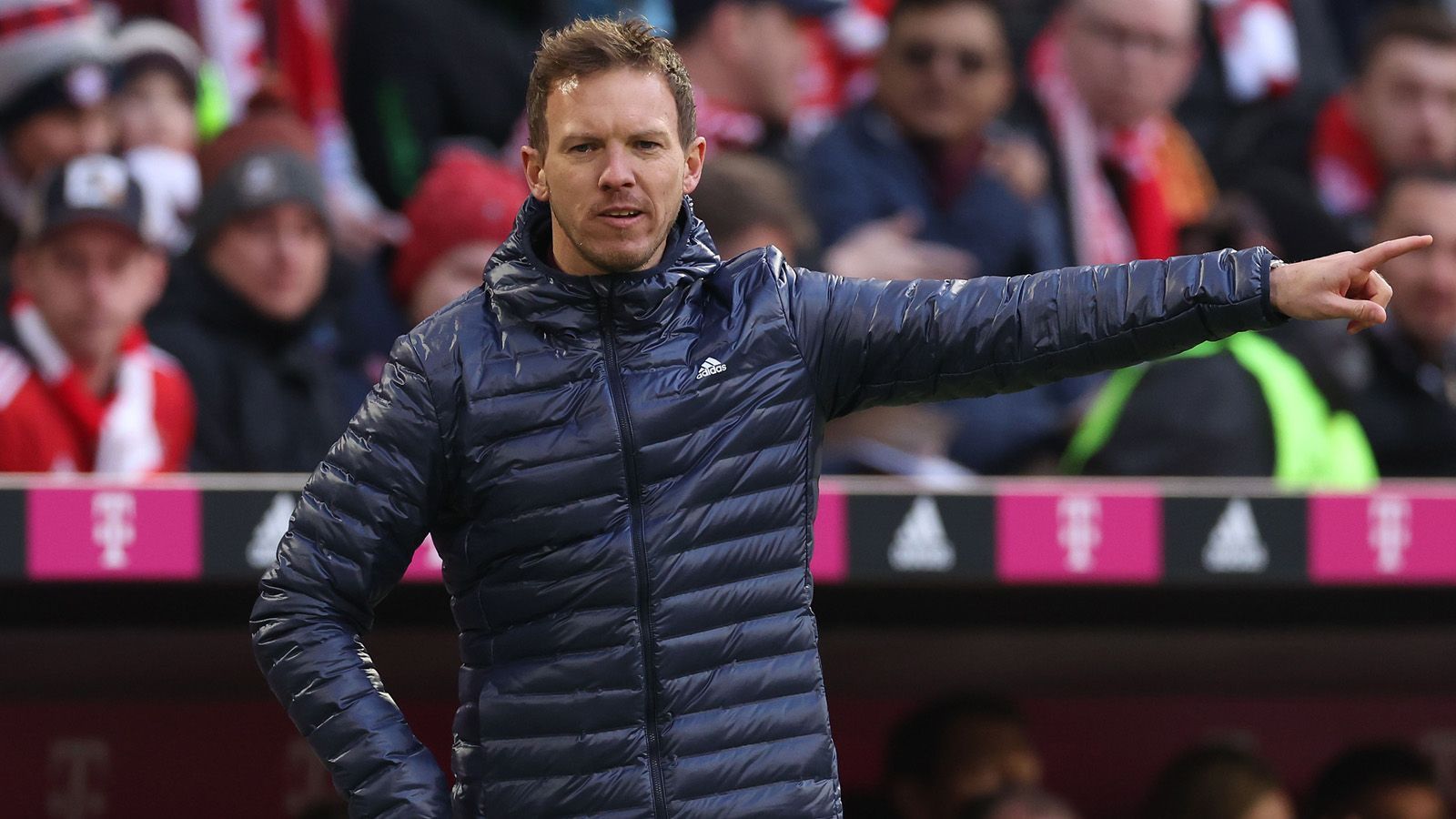 
                <strong>Teure Vertragsauflösung</strong><br>
                Sollte Nagelsmann im Sommer einen neuen Arbeitgeber finden, würde der Vertrag beim FC Bayern aufgelöst. Eine Ablöse gibt es nicht, da der 35-Jährige bereits freigestellt ist. Stattdessen steht dem Trainer laut "Bild" bei Annullierung des Arbeitspapiers 50 Prozent des noch ausstehenden Grundgehalts zu. Das wären zwölf Millionen Euro. 
              