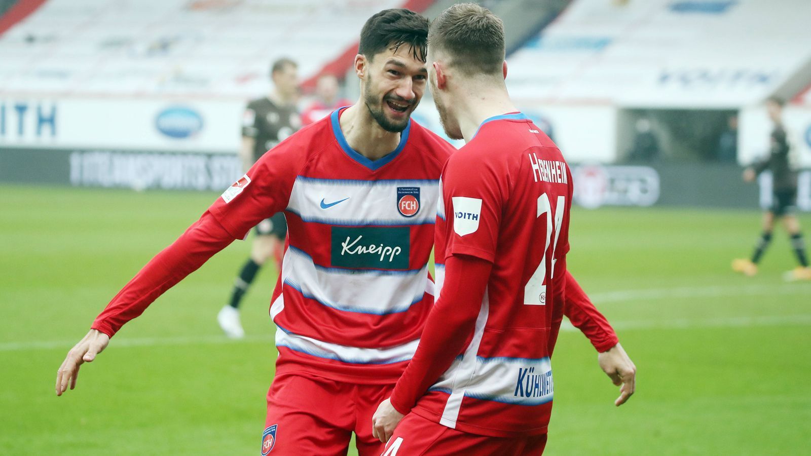 
                <strong>1. FC Heidenheim</strong><br>
                Der 1. FC Heidenheim landete in den vergangenen vier Spielzeiten stets in den Top-Acht und spielte 2020 sogar in der Relegation um den Aufstieg. Linksaußen Tobias Mohr wurde für eine Ablöse von einer Million Euro an den FC Schalke 04 abgegeben, auch Oliver Hüsing (Bielefeld) und Robert Leipertz (Paderborn) werden fehlen. Neu dabei ist mit Jan Niklas-Beste ein veranlagter Flügelspieler, der vergangene Saison beim SSV Jahn Regensburg seine Effektivität bewiesen hat. Im Sturm ist Heidenheim mit Tim Kleindienst und Christian Kühlwetter stark aufgestellt. Das ruhige Umfeld in Heidenheim ist ebenfalls als möglicher Vorteil nicht zu unterschätzen. ran-Prognose: Platz 4     
              