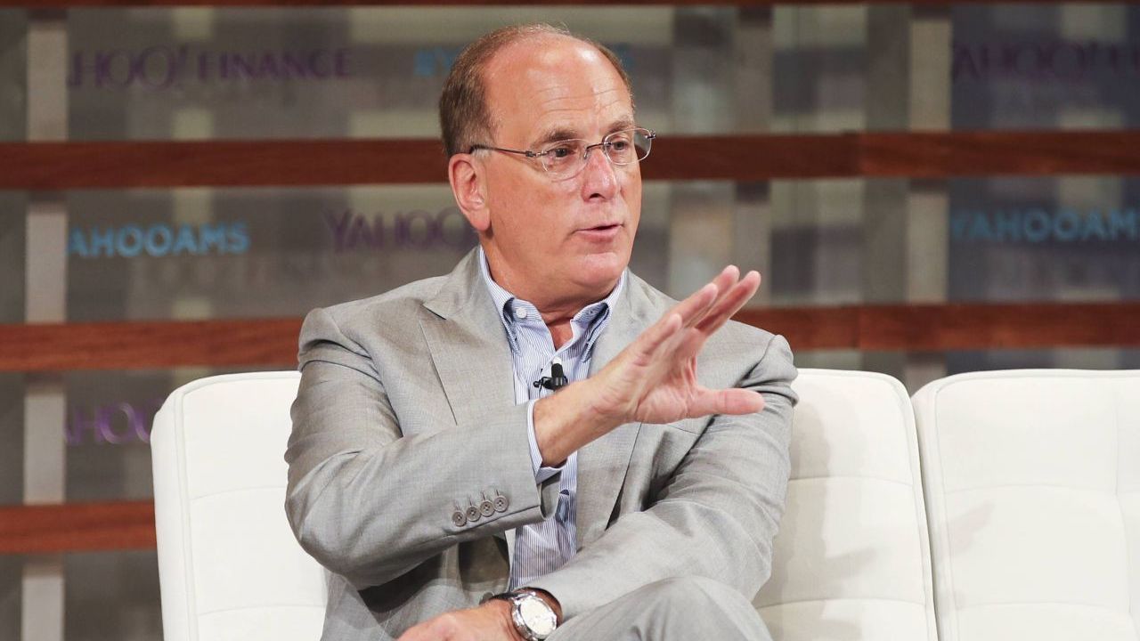 Insgesamt hält Blackrock Beteiligungen an 34 von 40 im Dax gelisteten Unternehmen (Stand Juni 2022). Und er sitzt auf dem Chefsessel: der  Vorstandsvorsitzende Larry Fink