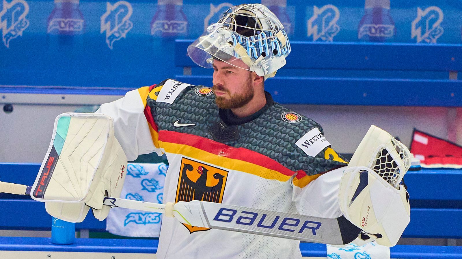 <strong>Torhüter</strong><br>Im Tor darf NHL-Star Philipp Grubauer ran und verhindert gleich im ersten Spiel mit mehreren Weltklasse-Paraden den Rückstand. Auch sonst strahlt der Routinier in der extrem lauten Arena in Ostrava eine unglaubliche Ruhe aus. Hält alles, was zu halten war. Wird nach dem Spiel zum offiziellen Spieler des Spiels ausgezeichnet. Tadellose Goalie-Leistung, auch wenn ihn die vier Gegentore ärgern.