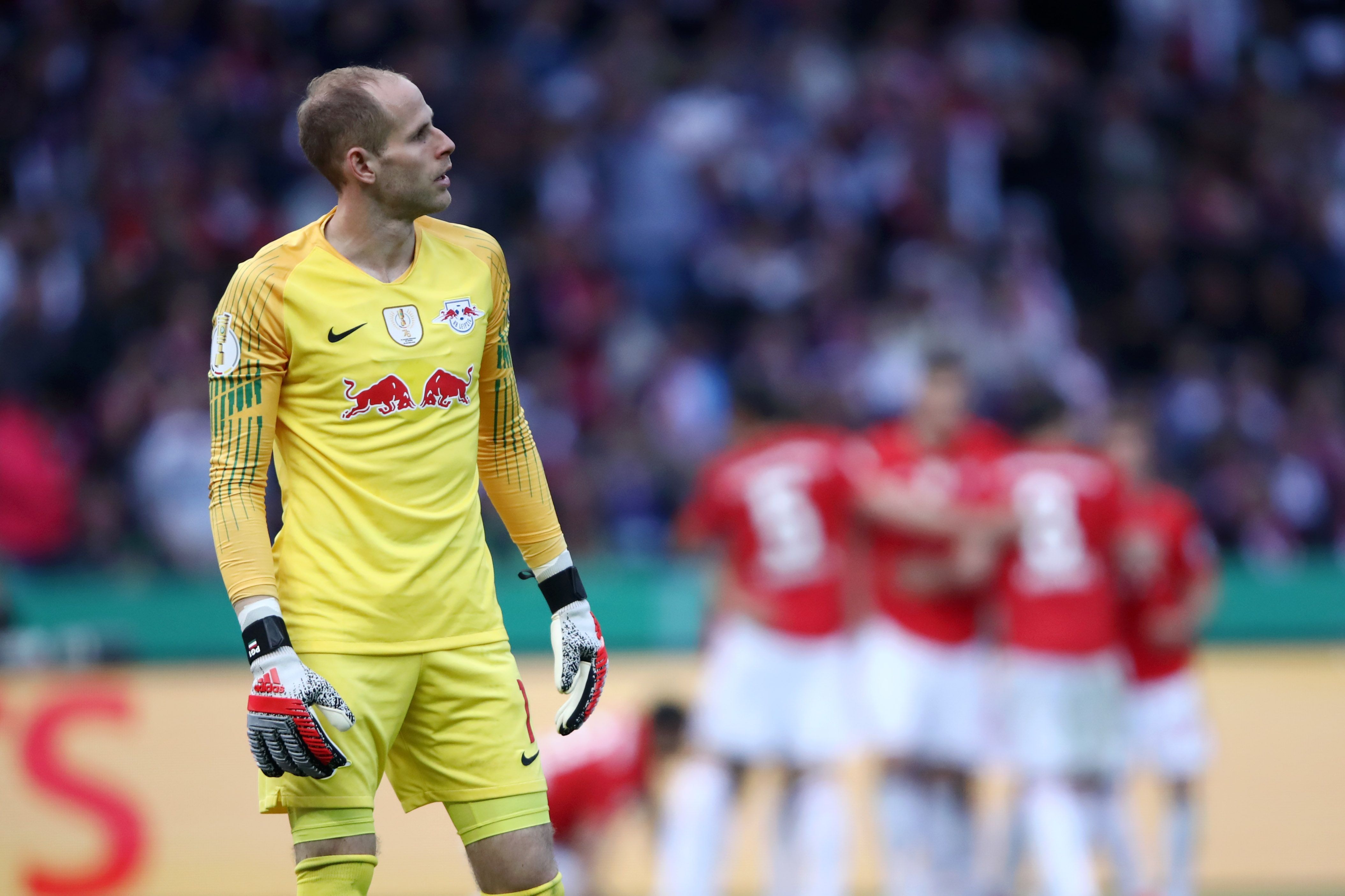 
                <strong>Peter Gulasci (RB Leipzig)</strong><br>
                Nach 20 Minuten wird der Keeper erstmals geprüft - von Klostermann bei dessen recht kurzem Rückpass. Bei Lewandowskis artistischem Kopfball kann er nichts ausrichten. Ein Missverständnis mit Orban hätte den Bayern fast das 0:2 ermöglicht. Bei Hummels' Gewaltschuss ist der Ungar auf dem Posten, gegen Comans sensationelles 0:2 ebenso machtlos wie bei Lewandowskis zweitem Streich. ran-Note: 3
              