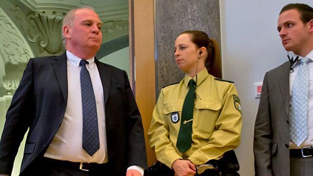 <strong>Hoeneß-Skandal enthüllt</strong><br>Während die Bayern sportlich eine der besten Saisons ihrer Geschichte spielen, kracht es beim FCB-Präsidenten Uli Hoeneß: Im April 2013 wird erstmals öffentlich bekannt, dass gegen ihn wegen Steuerhinterziehung in Millionenhöhe ermittelt wird.