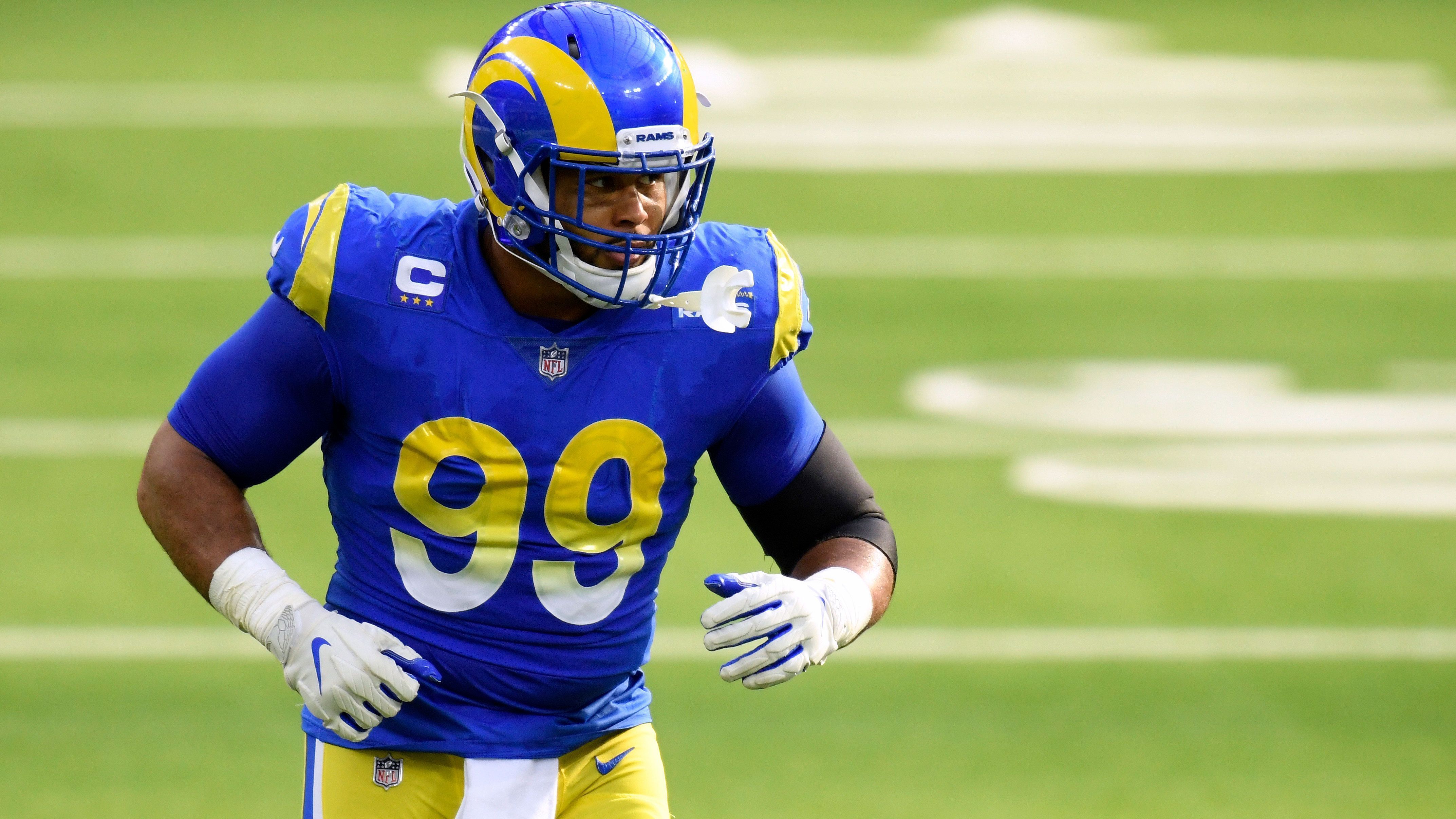 
                <strong>32. Aaron Donald (Defensive Tackle, Los Angeles Rams)</strong><br>
                Honorable Mention: Der AP Defensive Player of the Year steht auf Platz 32 der offiziellen Merchverkäufe der Saison 2020/21. Nach 2017 und 2018 gewann Aaron Donald auch in der vergangenen Saison den Titel zum besten Defensivspieler.
              