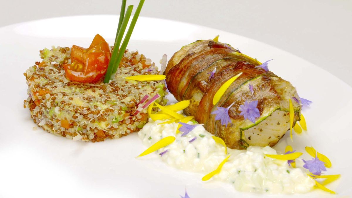 Fischfilet im Zucchini - Speckmantel, Gedämpfter Quinoa Hüttenkäse – Gurken Dip, Balgrist Bananen Split