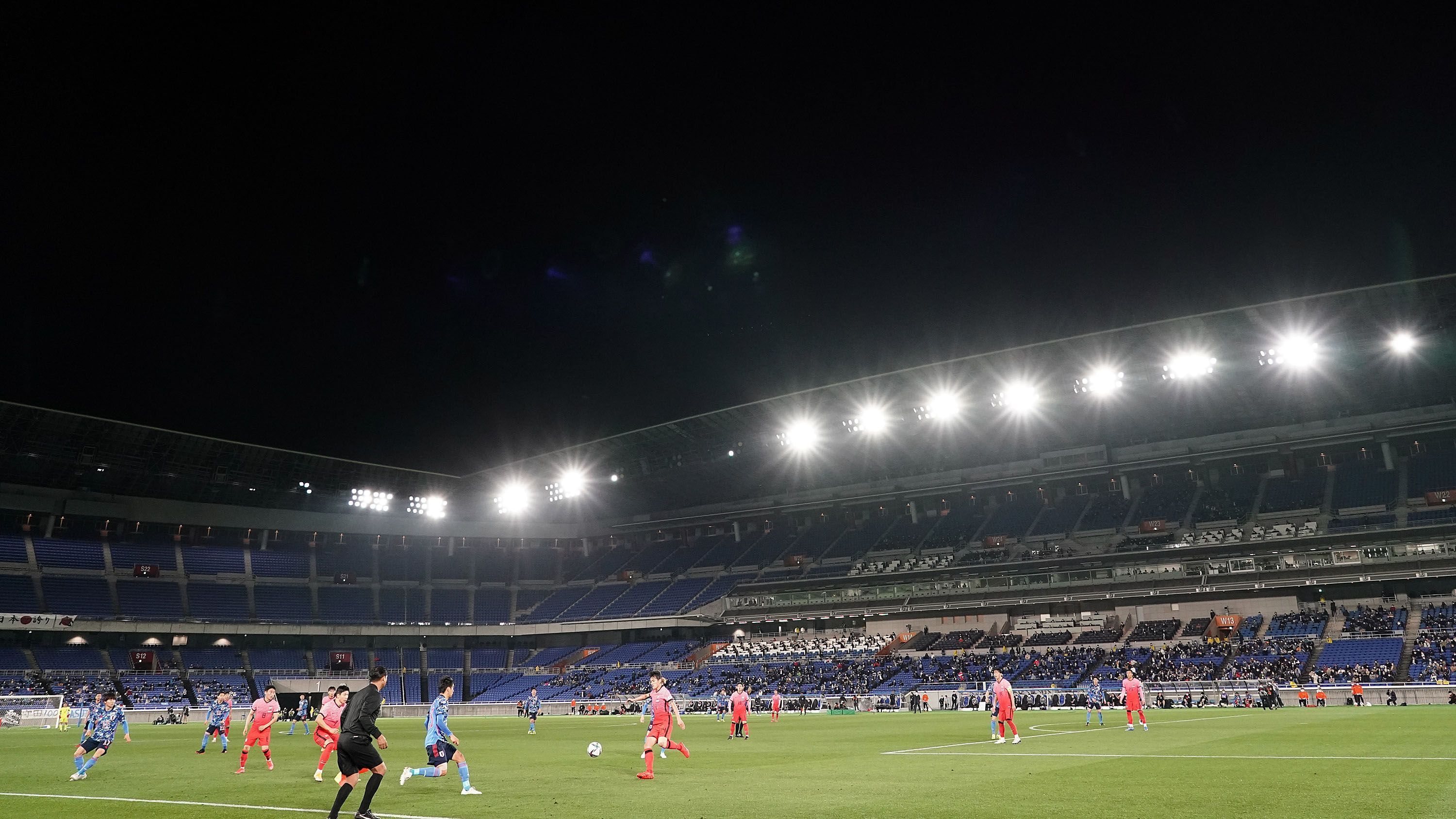 
                <strong>Wo spielt das DFB-Team?</strong><br>
                Die ersten beiden Gruppenspiele finden im größten Stadion in Yokohama statt. Zuschauer sind nicht zugelassen, normalerweise passen 72.000 Fans in das Nissan-Stadion (Foto). Gegen die Elfenbeinküste wird das DFB-Team im rund 350 Kilometer entfernten Rifu spielen. Weitere mögliche Spielorte: Saitama und Kashima – zwei Städte im Großraum Tokio. Insgesamt wird das Turnier in sieben Spielstätten ausgetragen.
              