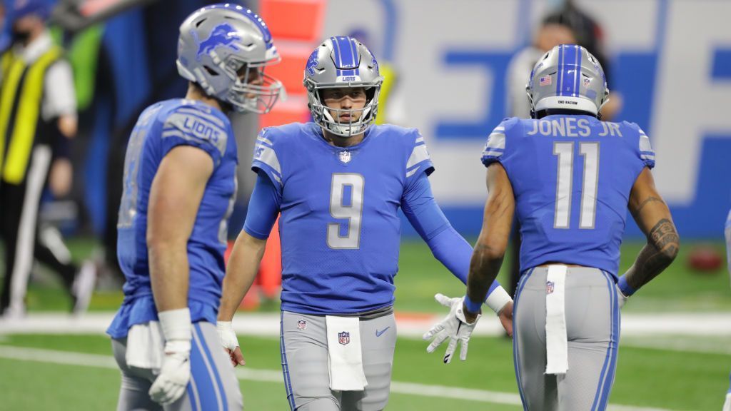 
                <strong>Wo landet Matthew Stafford in der kommenden Saison?</strong><br>
                Matthew Stafford genießt einen guten Ruf in der NFL. Nachdem NFL-Insider Tom Pelissero berichtete, dass die Detroit Lions und Stafford sich in der Offseason wohl trennen werden, kocht die Gerüchteküche quasi über. Etliche Teams werden bereits als mögliche Landing-Spots genannt, etliche Teams fallen aber auch raus, da Stafford im Jahr 2021 noch 20 Millionen Dollar kostet. ran.de hat einige Teams zusammengestellt, deren Jersey Stafford in der kommenden Saison überziehen könnte.
              