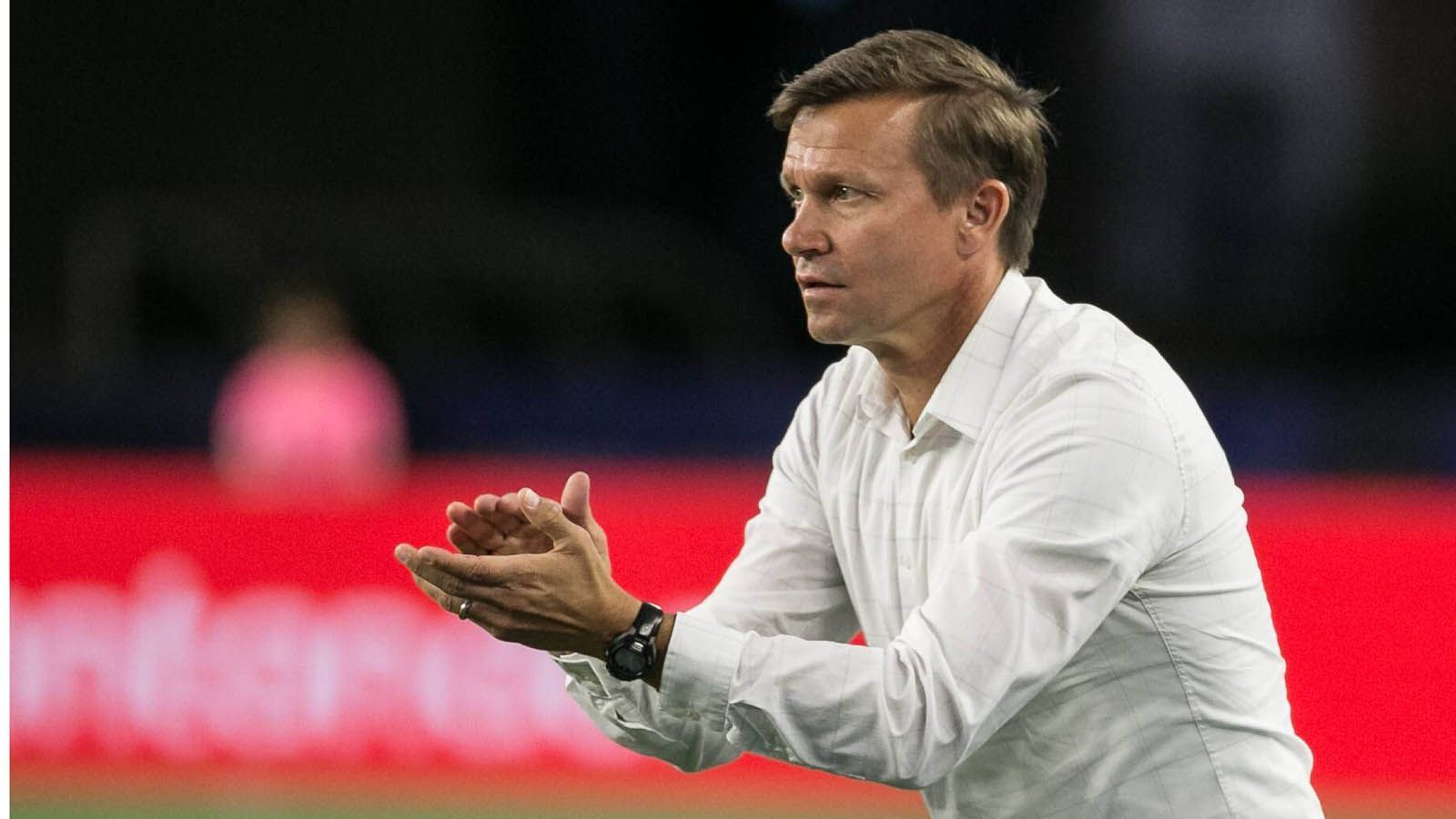 
                <strong>Die Karriere von Jesse Marsch</strong><br>
                Danach wurde es ruhiger um Marsch, bevor er 2015 die New York Red Bulls, ein Team aus dem Red-Bull-Imperium, übernahm. Dort wurde er gleich in seiner ersten Saison als Trainer des Jahres in der MLS ausgezeichnet. Insgesamt drei Jahre war Marsch als Coach bei den Red Bulls tätig, bevor der Ruf aus Übersee kam.
              