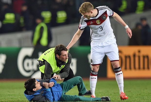 
                <strong>Flitzer beim Länderspiel Georgien-Deutschland</strong><br>
                Sieben Flitzer in 90 Minuten - das war selbst Bundestrainer Joachim Löw zu viel. Beim EM-Qualifikationsspiel in Georgien hatten die Sicherheitskräfte wenig im Griff und so kamen gleich sieben Flitzer ganz nahe an die Stars ran.
              