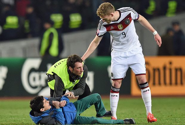 
                <strong>Flitzer beim Länderspiel Georgien-Deutschland</strong><br>
                Sieben Flitzer in 90 Minuten - das war selbst Bundestrainer Joachim Löw zu viel. Beim EM-Qualifikationsspiel in Georgien hatten die Sicherheitskräfte wenig im Griff und so kamen gleich sieben Flitzer ganz nahe an die Stars ran.
              