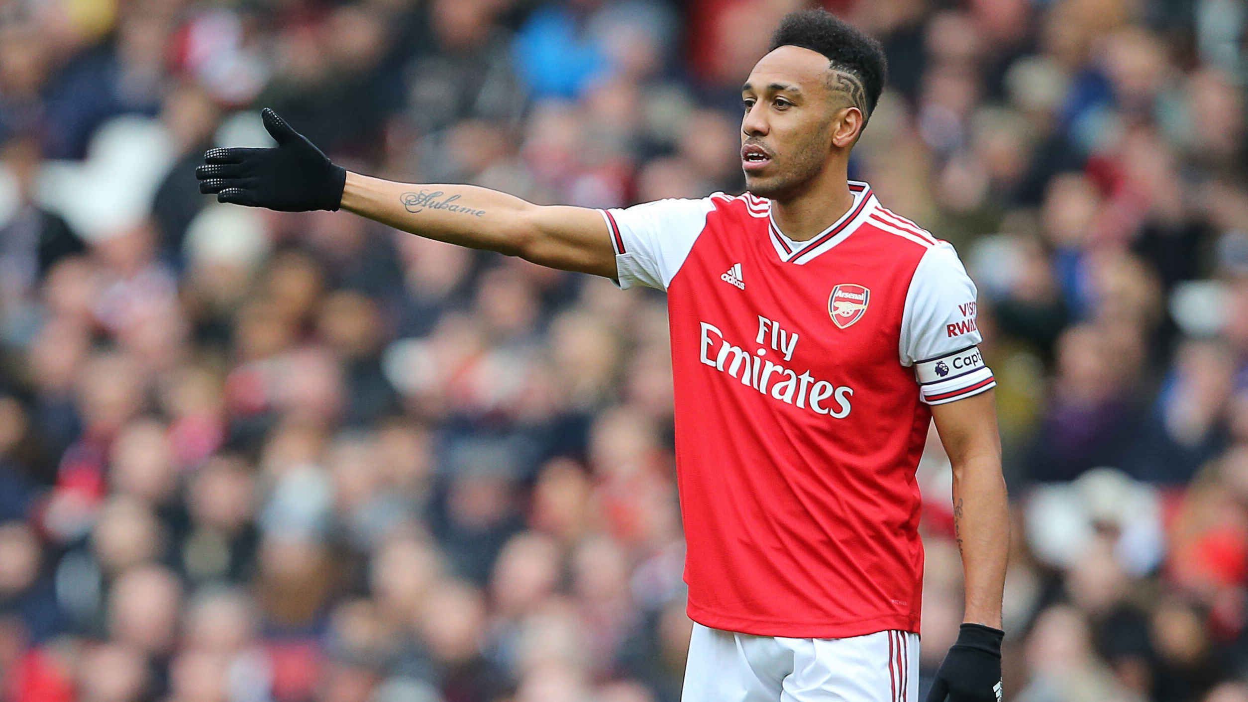 
                <strong>Pierre-Emerick Aubameyang (FC Arsenal)</strong><br>
                Der Gabuner möchte um die Titel mitspielen, was bei den Gunners schwierig ist. Immer wieder wird Aubameyang mit Real Madrid in Verbindung gebracht.
              